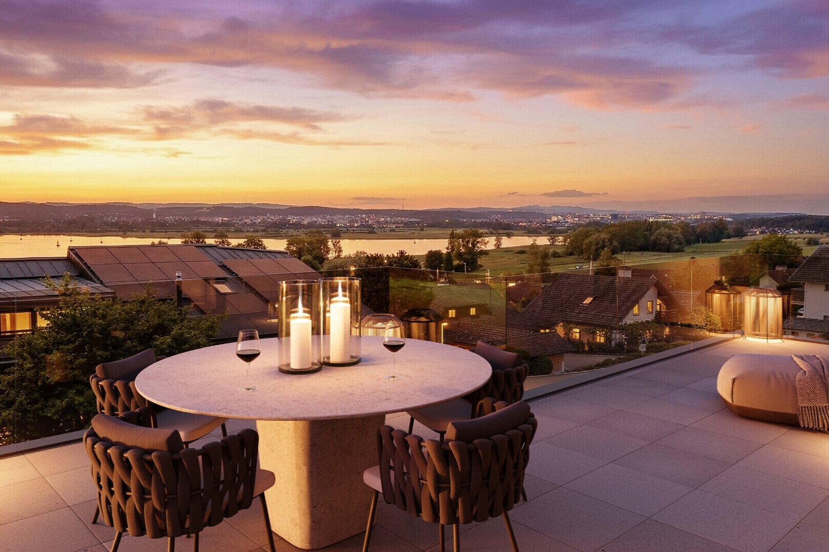 Dachterrasse mit Seeblick bei Sonnenuntergang