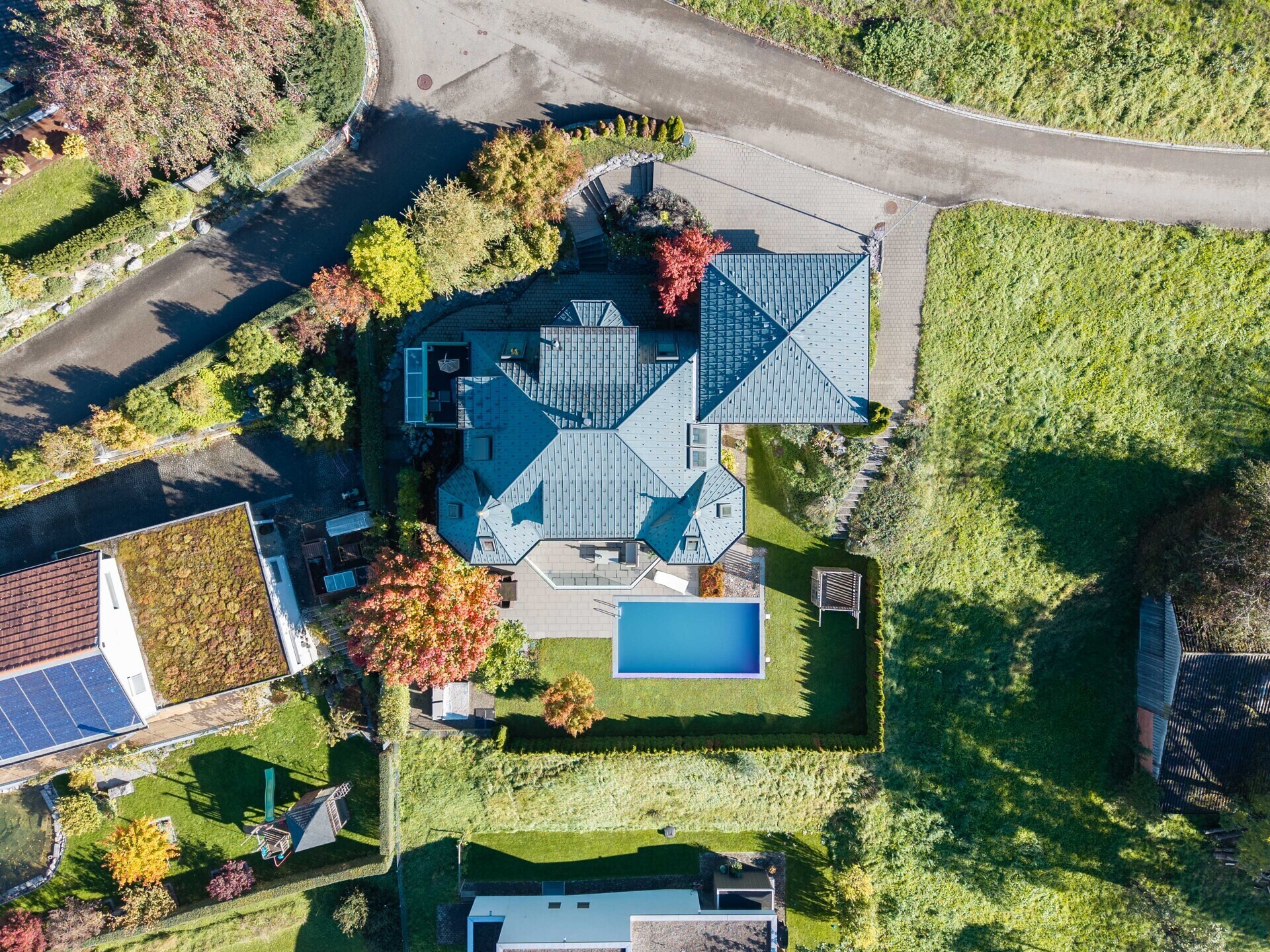 Luftaufnahme eines Hauses mit Pool und Garten