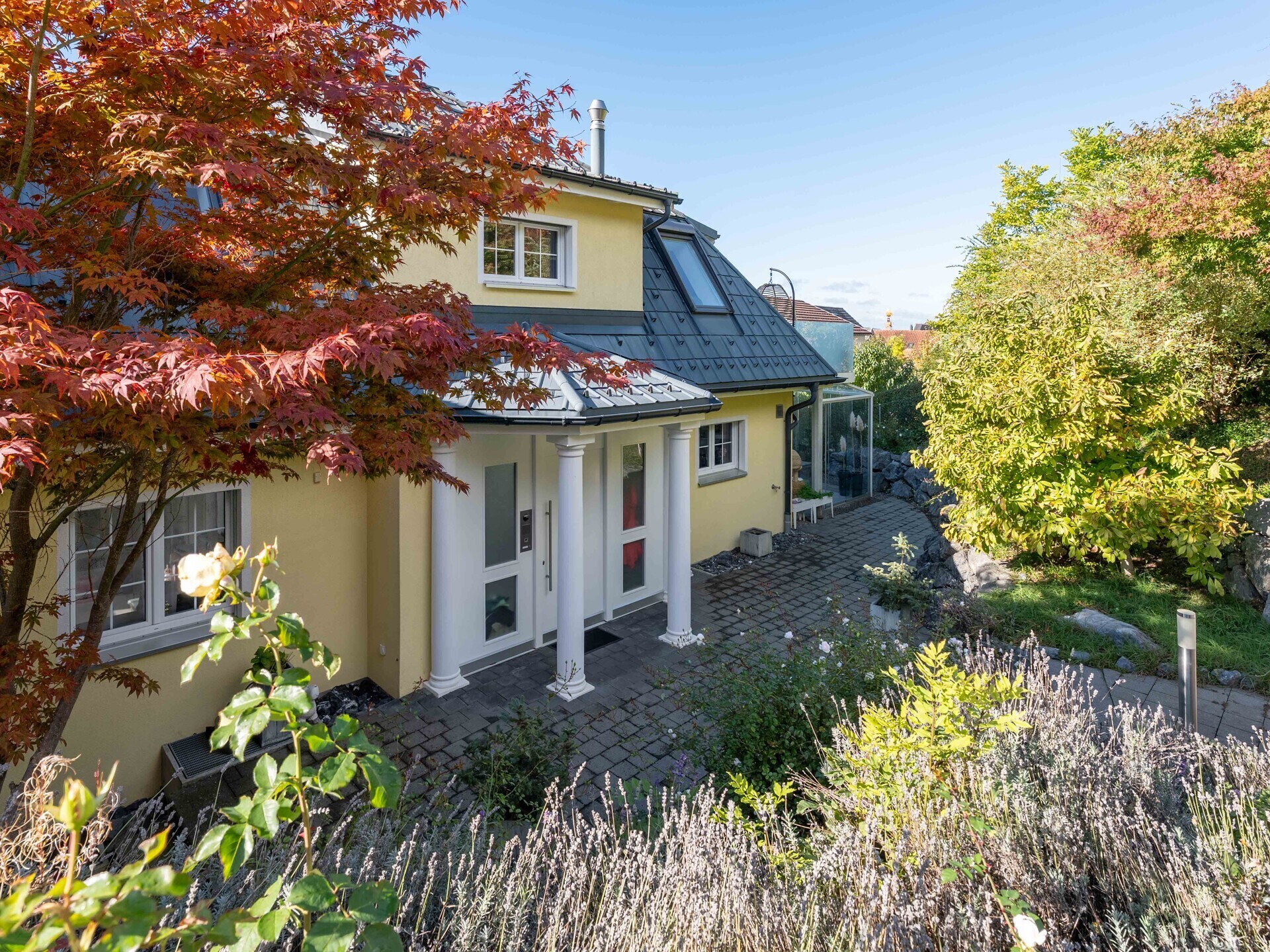 Häusliche Außenansicht mit Garten