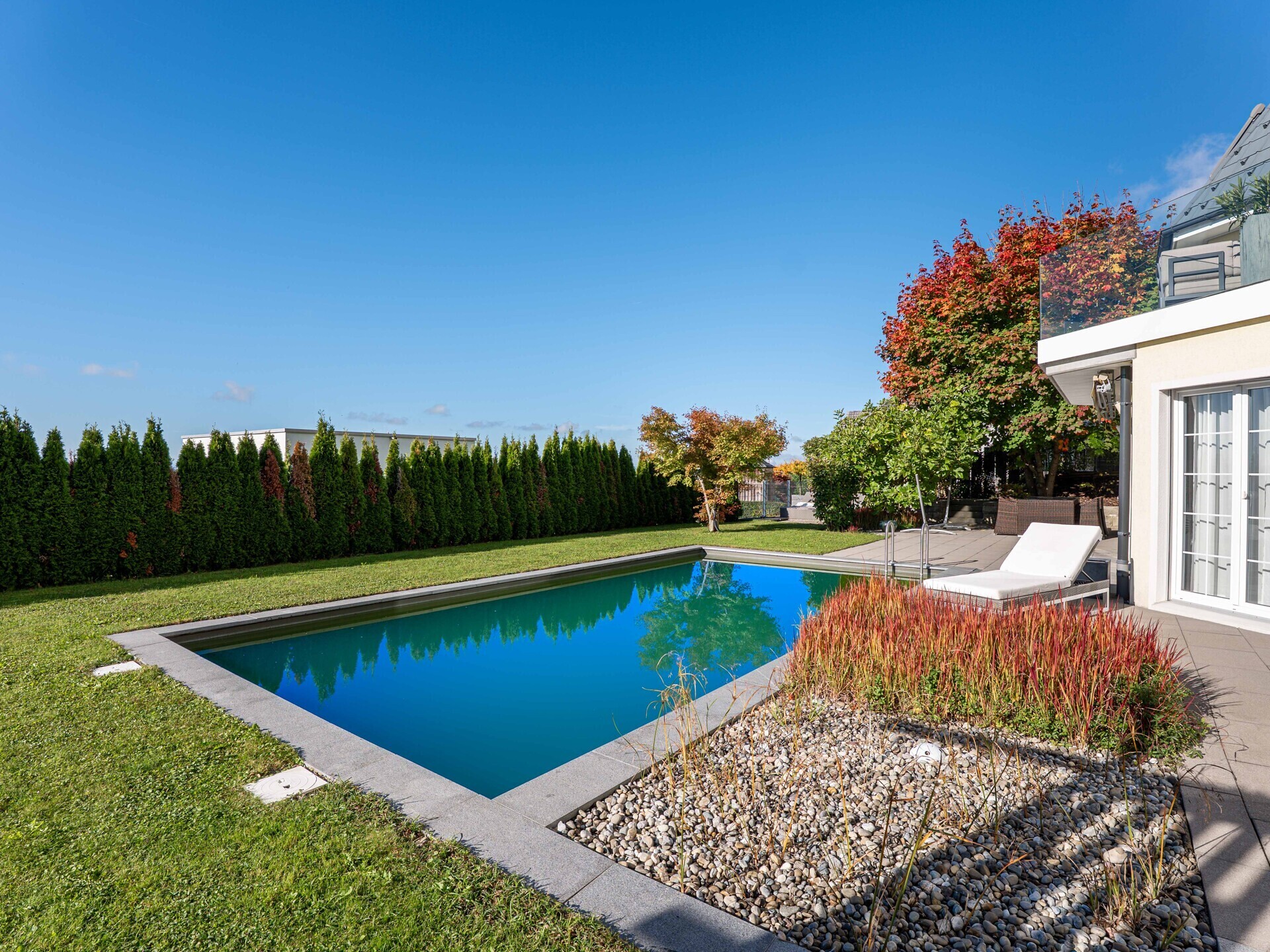 Garten mit Pool und Terrasse