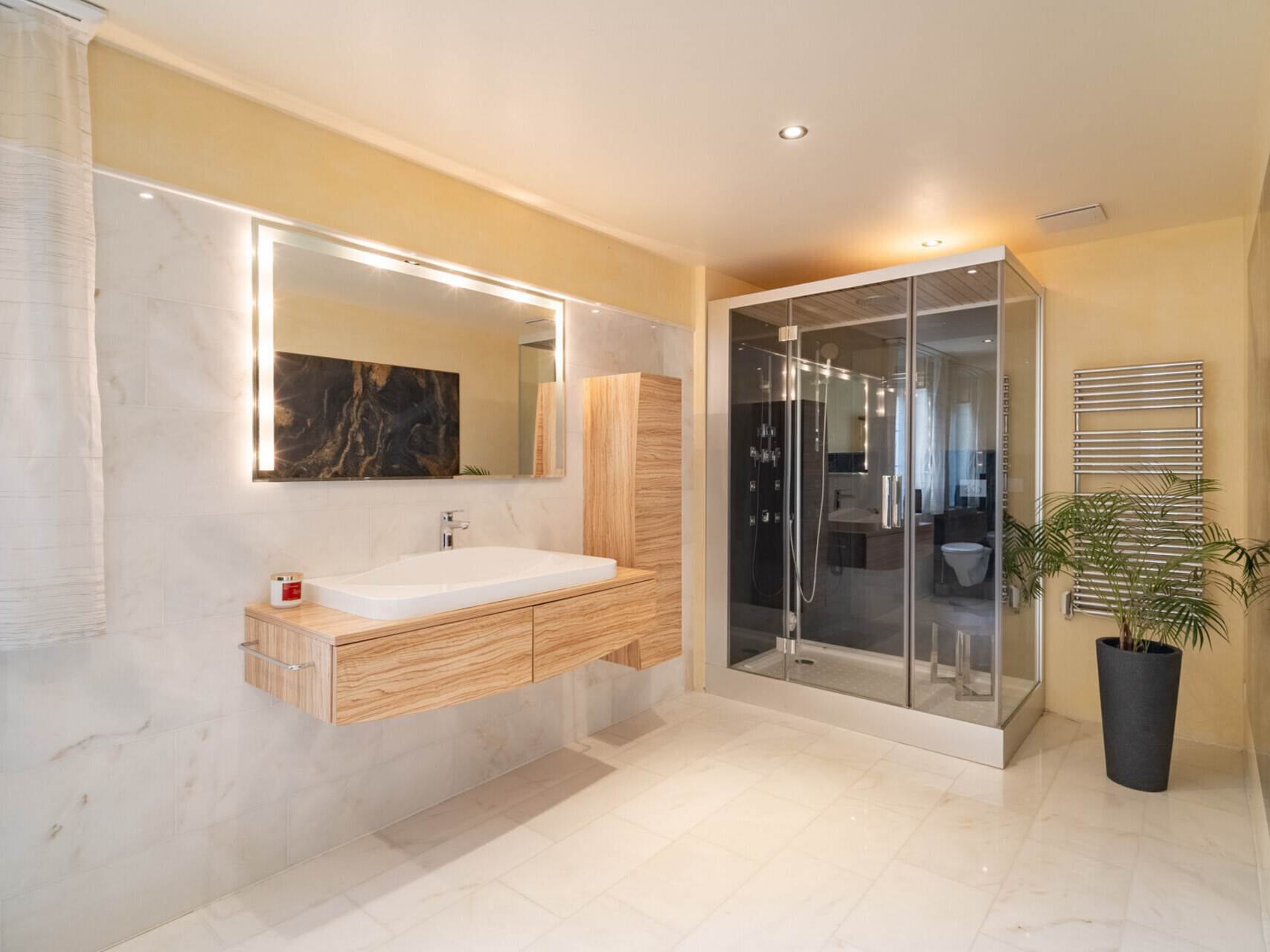 Modernes Badezimmer mit Glasdusche und Holzwaschtisch