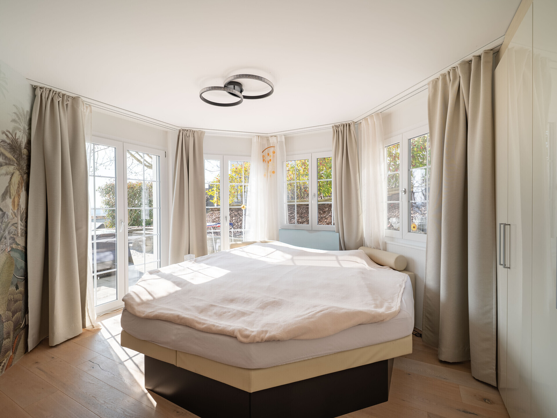 Helles Schlafzimmer mit Rundfenstern
