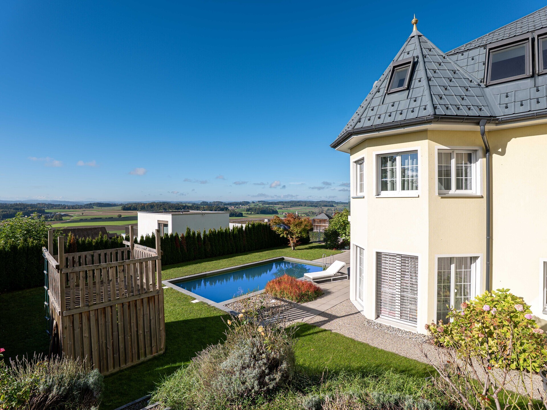 Villa mit Pool und Panoramablick