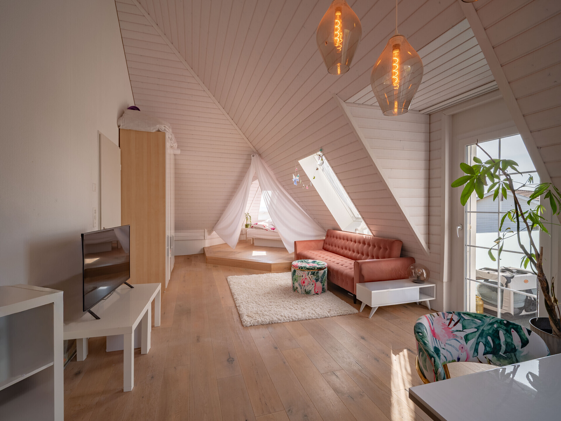 Helles Dachgeschoss-Wohnzimmer mit Galerie