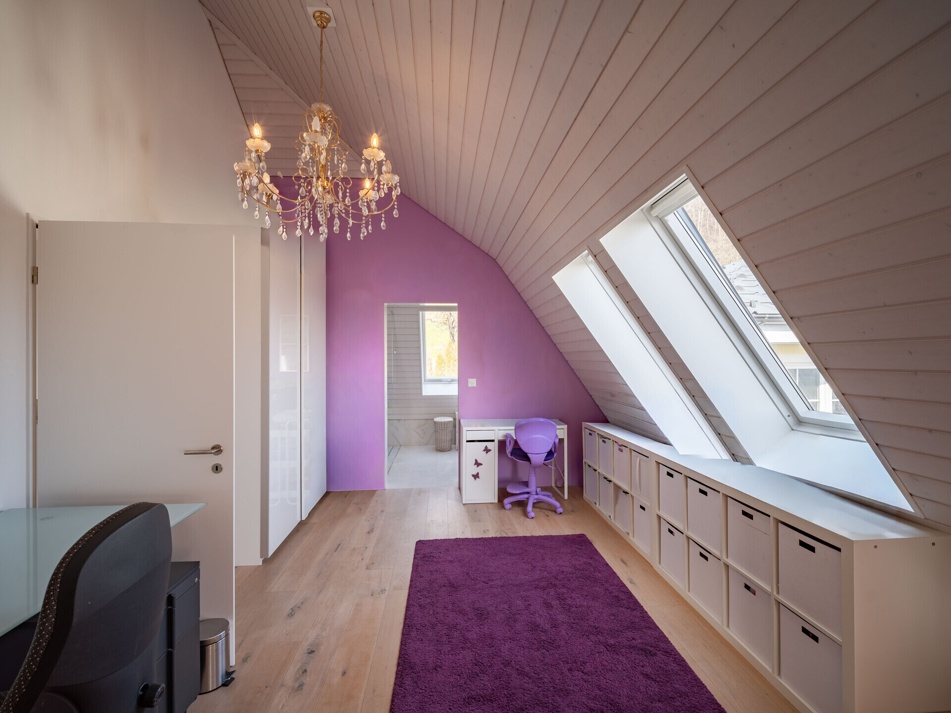 Dachgeschoss-Arbeitszimmer mit lila Akzentwand