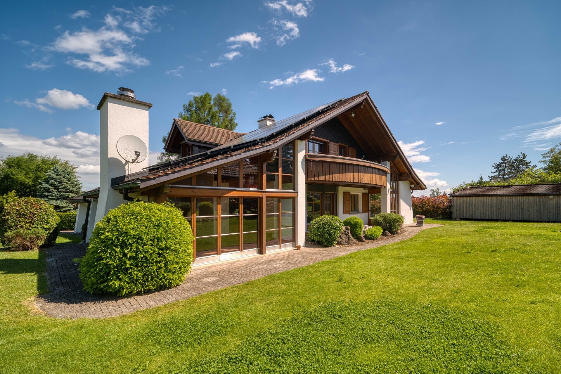 Großes Einfamilienhaus mit Garten