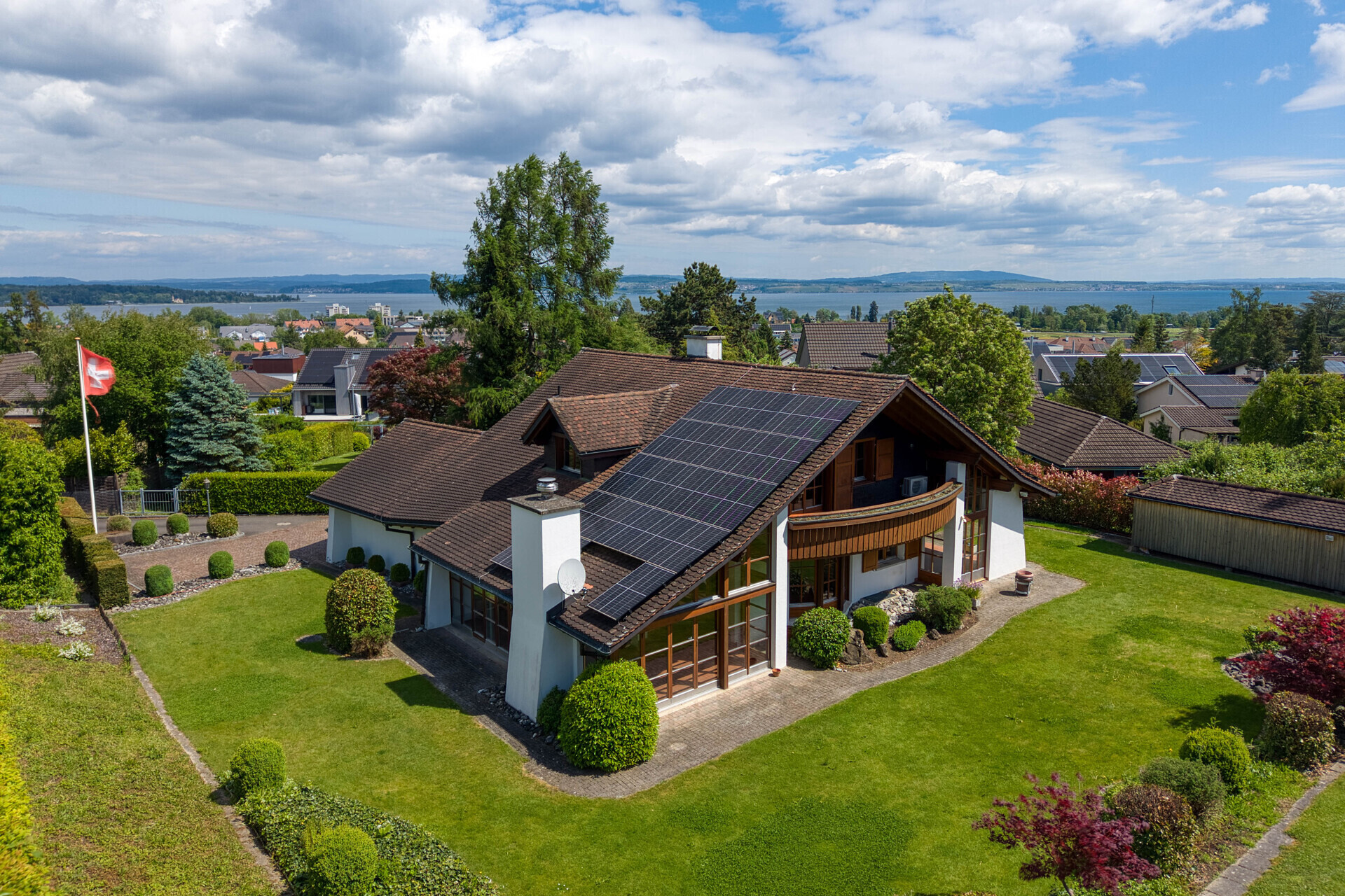 Aussicht auf ein Haus mit großem Garten und Seeblick