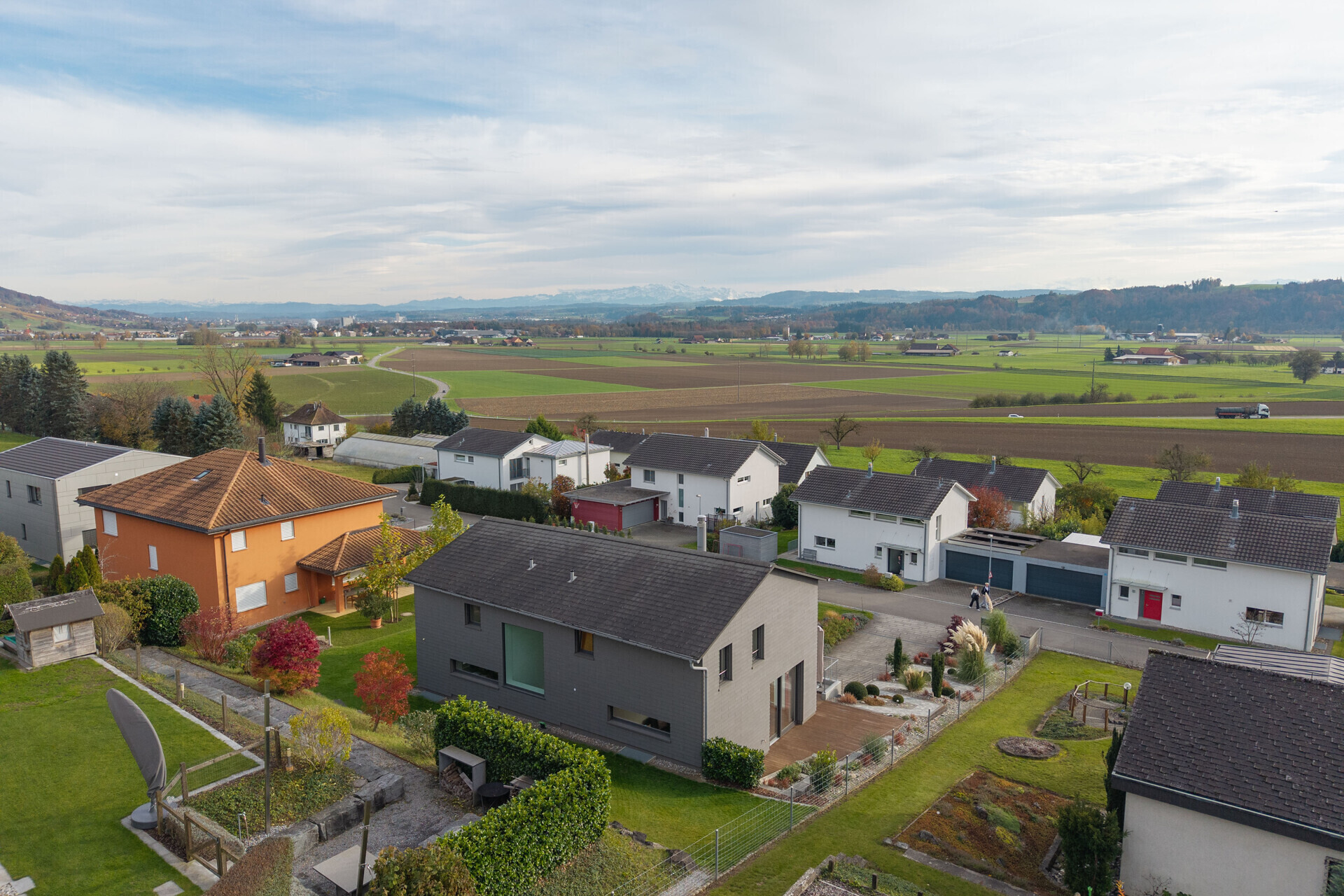 Luftaufnahme einer Wohnsiedlung mit Weitblick ins Tal