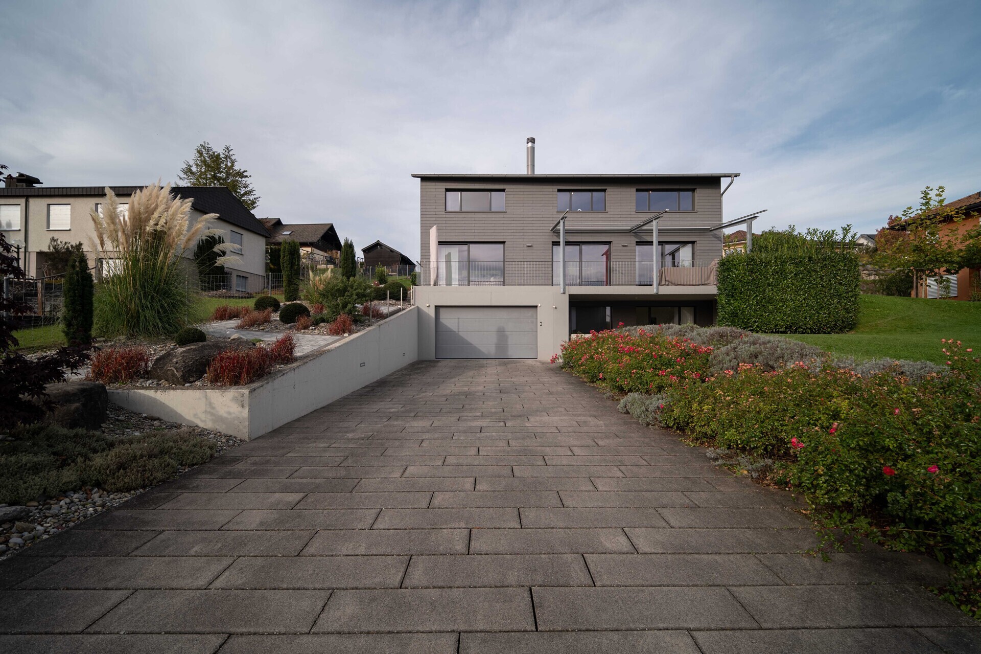 Moderne Einfamilienhaus-Ansicht mit Auffahrt