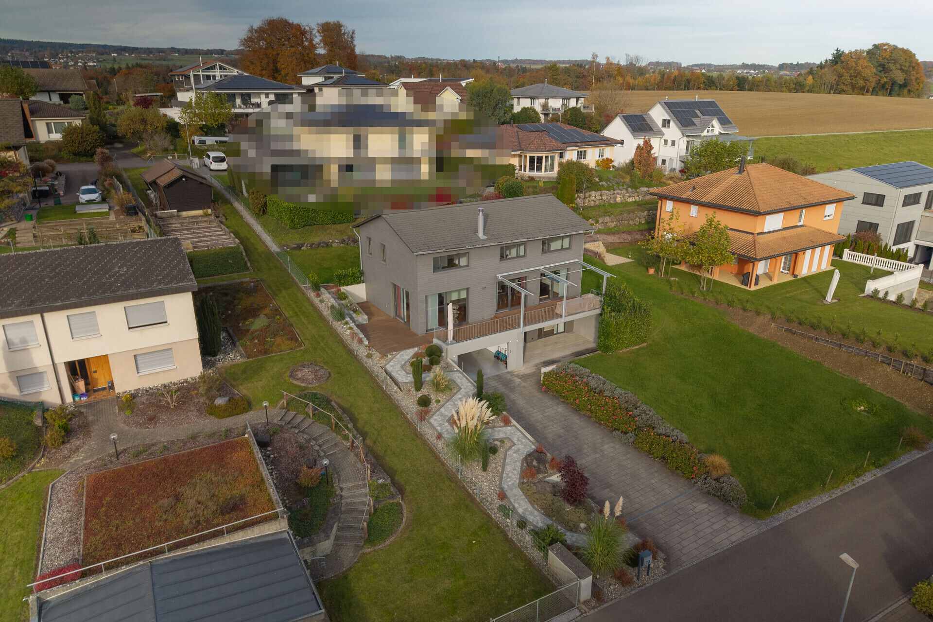 Drohnenaufnahme eines Wohnhauses mit Garten