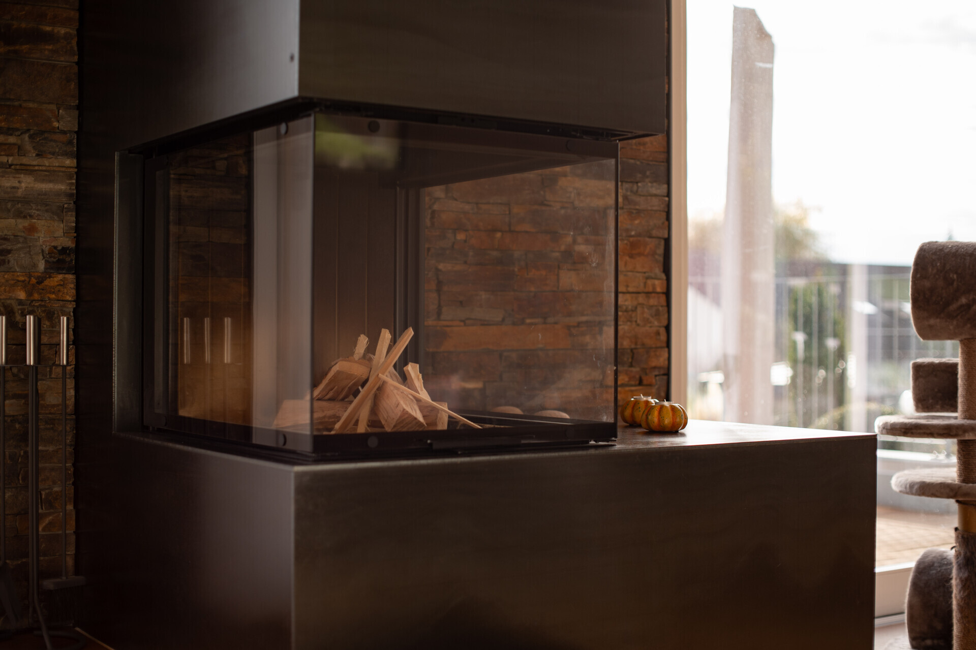 Wohnzimmer mit Kamin