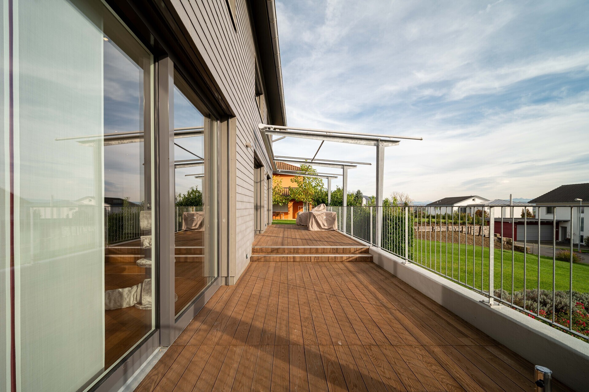 Große Dachterrasse mit Holzbelag