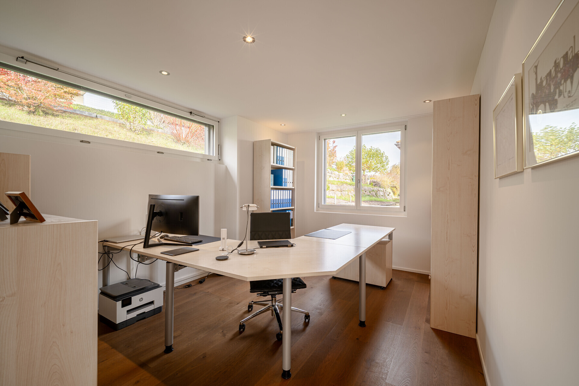 Helles Büro mit großer Fensterfront