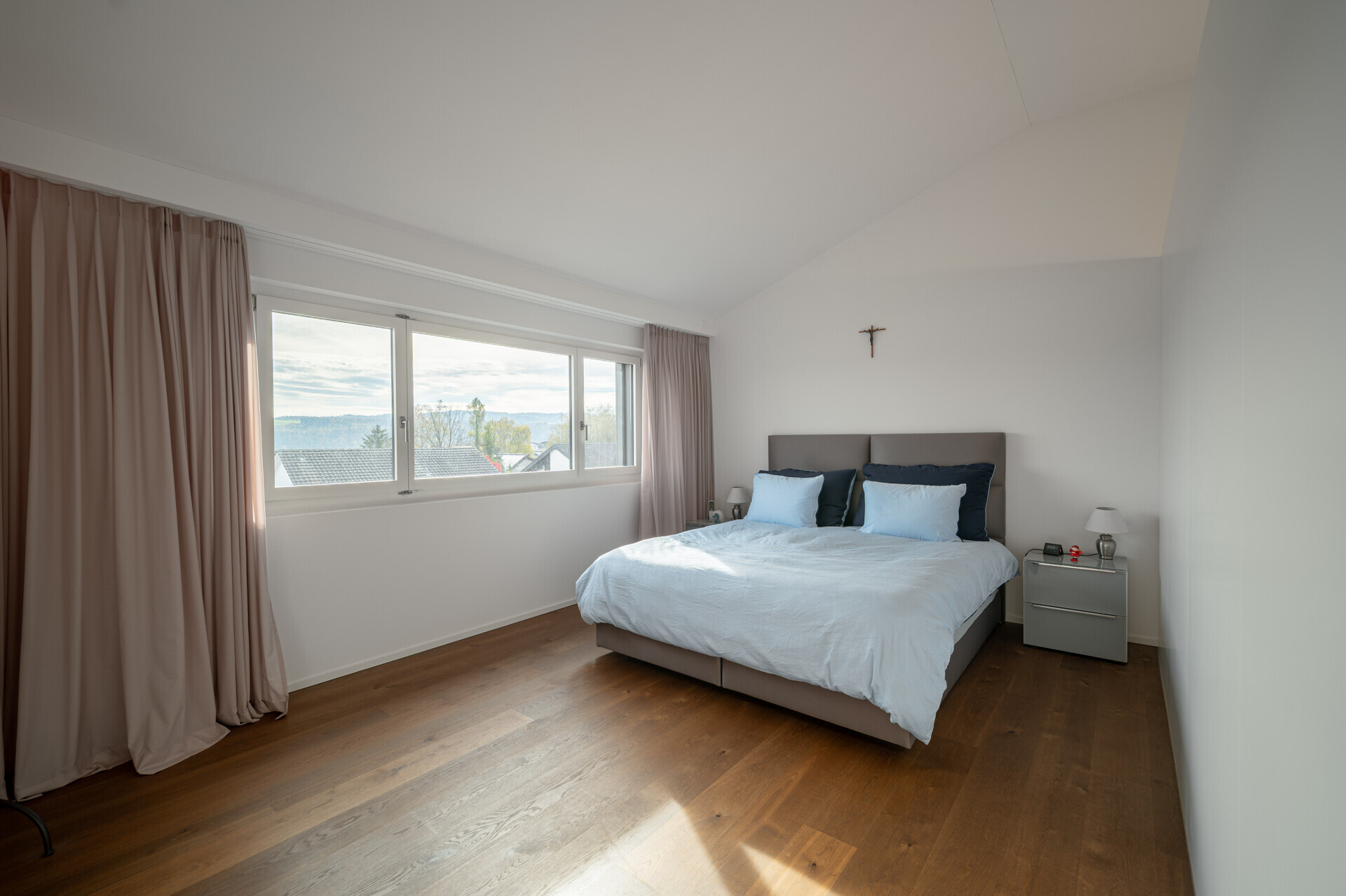 Helles Schlafzimmer mit Blick ins Grüne