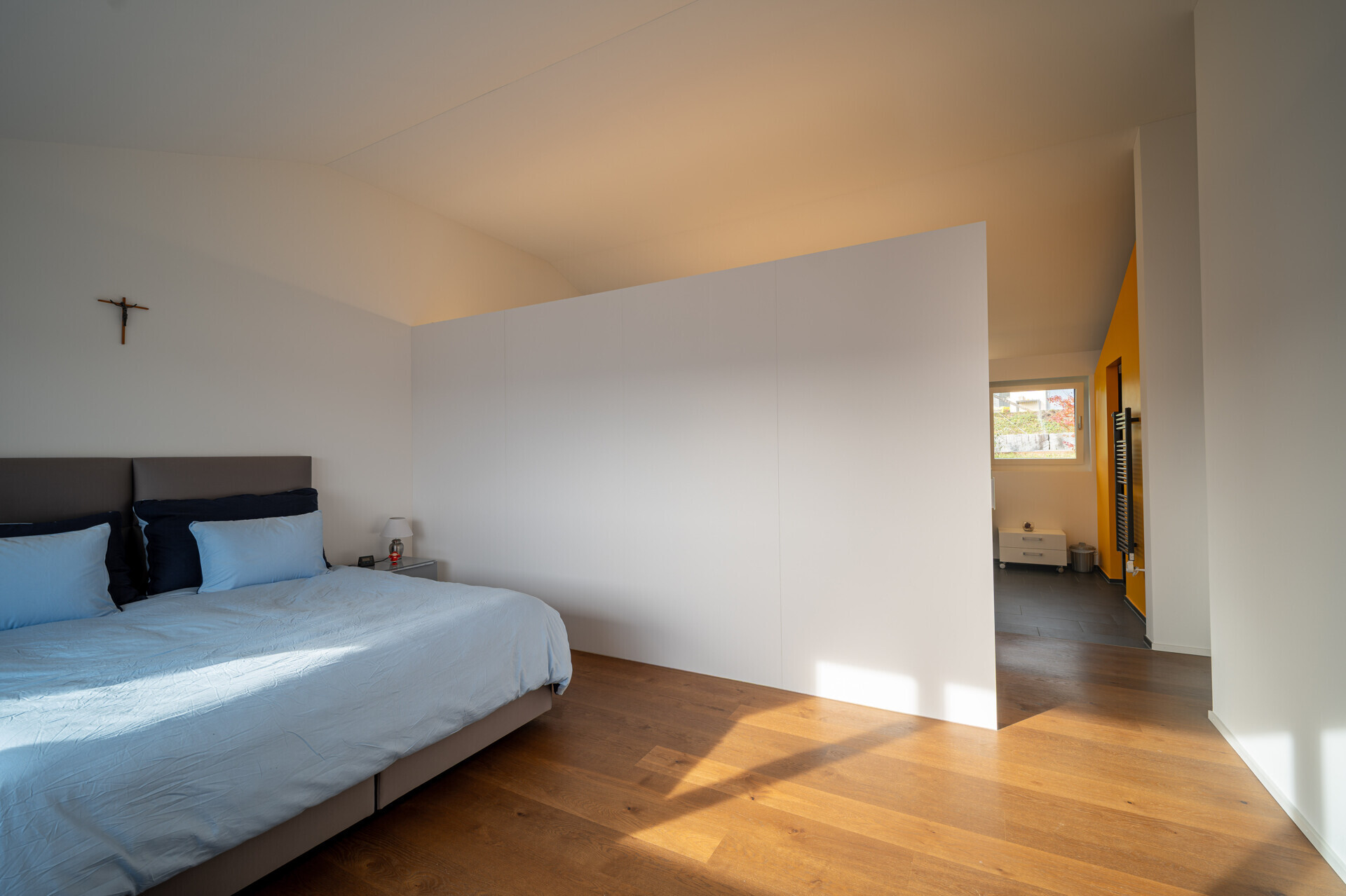 Modernes Schlafzimmer mit offenem Raumteiler