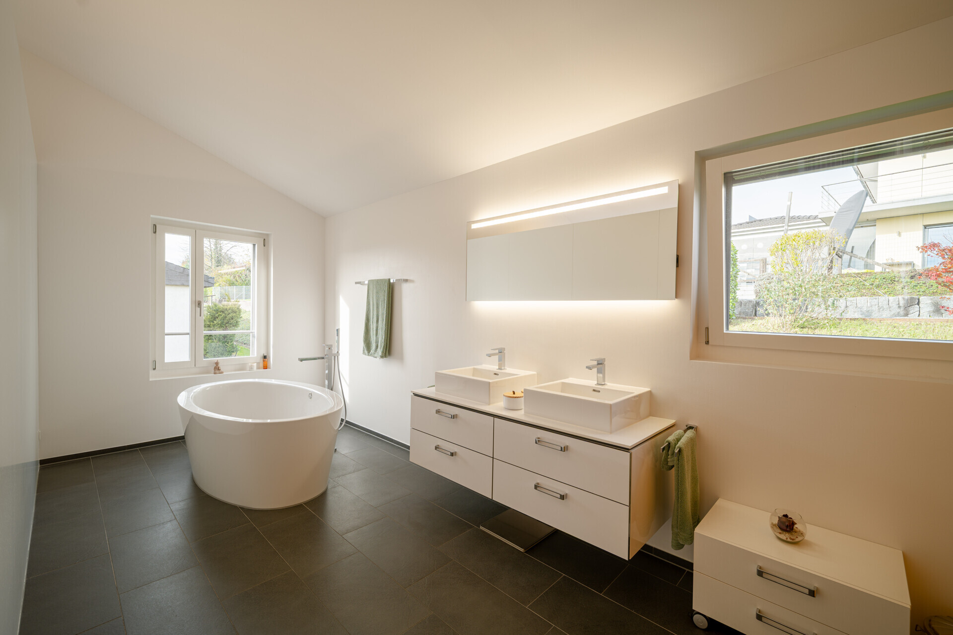 Modernes Badezimmer mit freistehender Wanne und Doppelwaschtisch