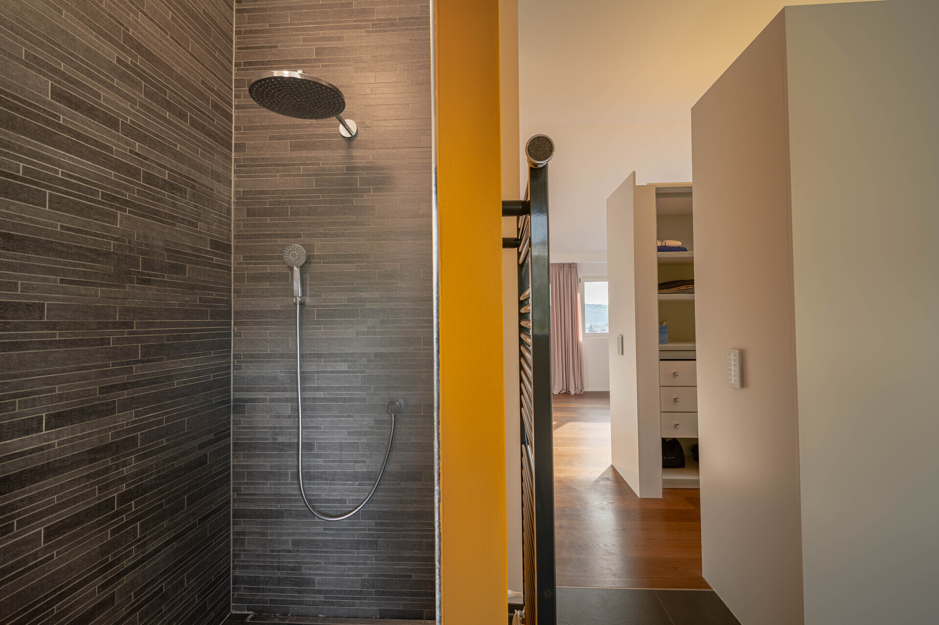 Modernes Badezimmer mit begehbarer Dusche und Ankleidebereich