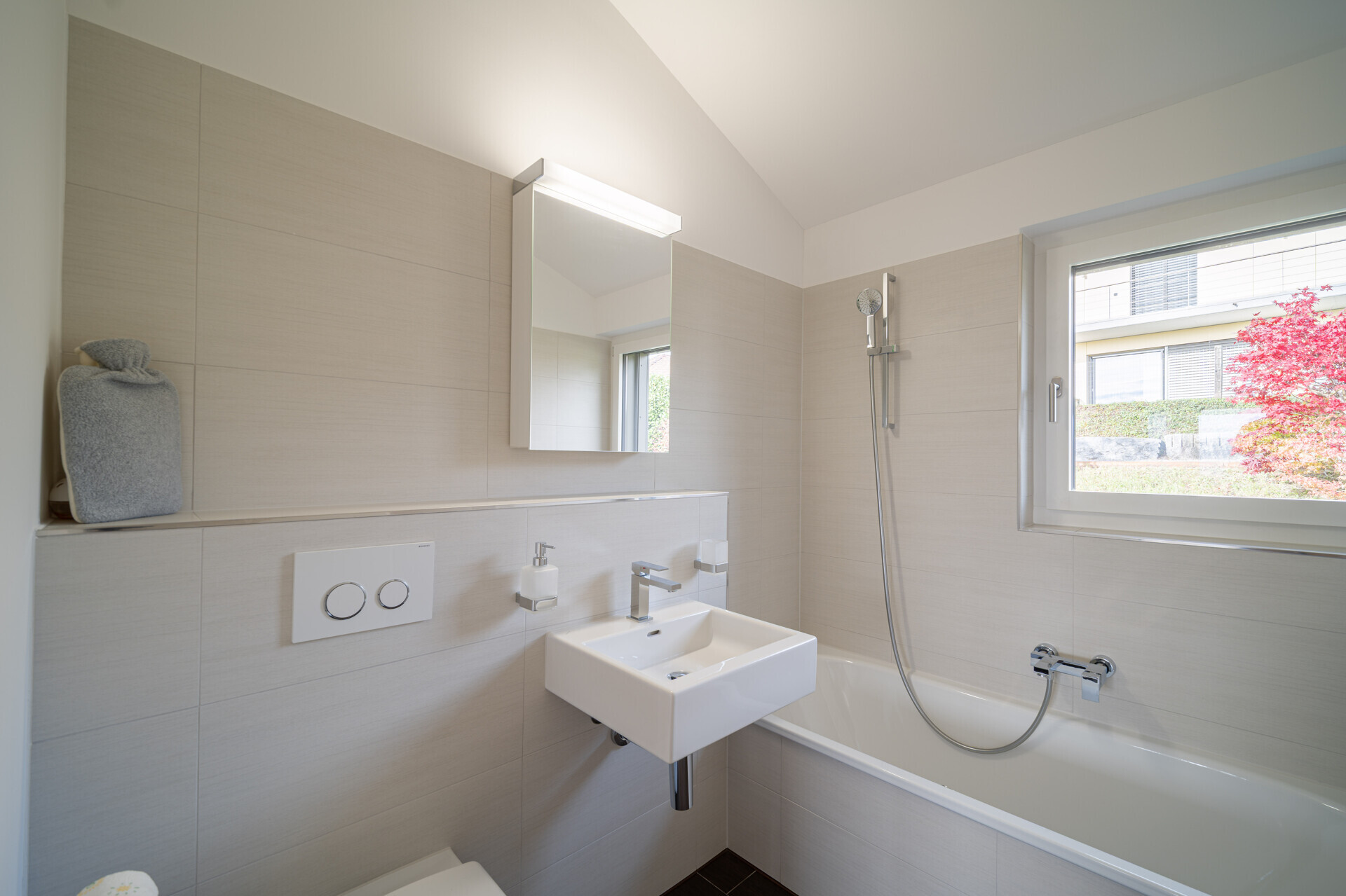 Modernes Badezimmer mit Badewanne und Waschbecken