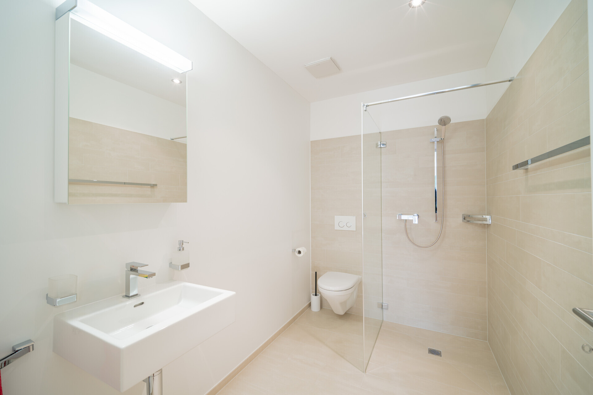 Helles, modernes Badezimmer mit Walk-in-Dusche