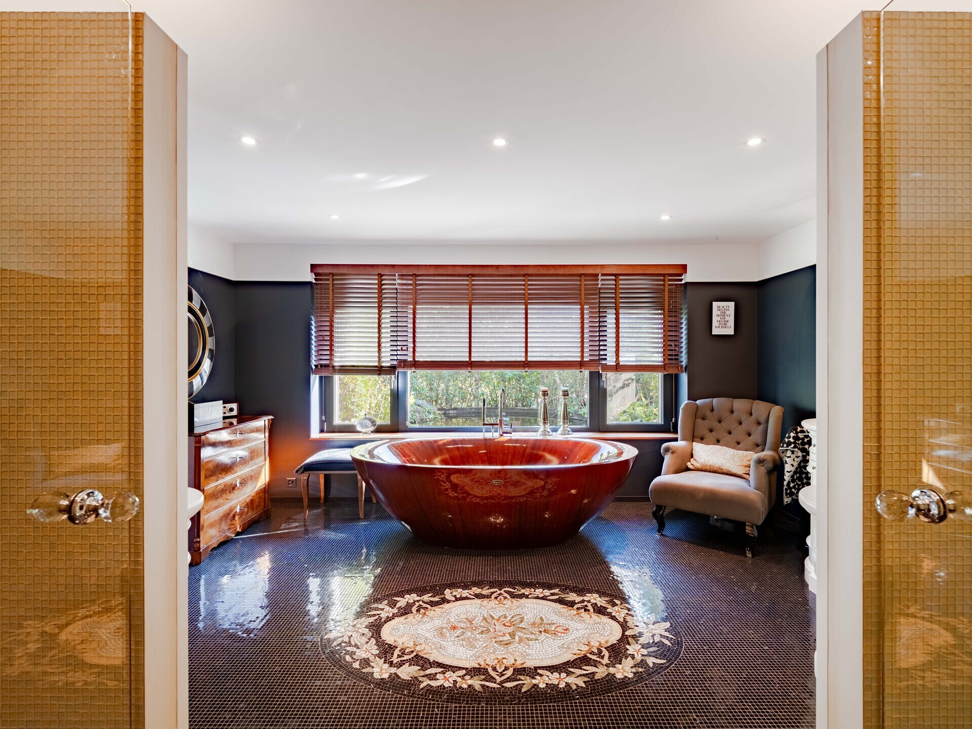 Luxuriöses Badezimmer mit freistehender Badewanne