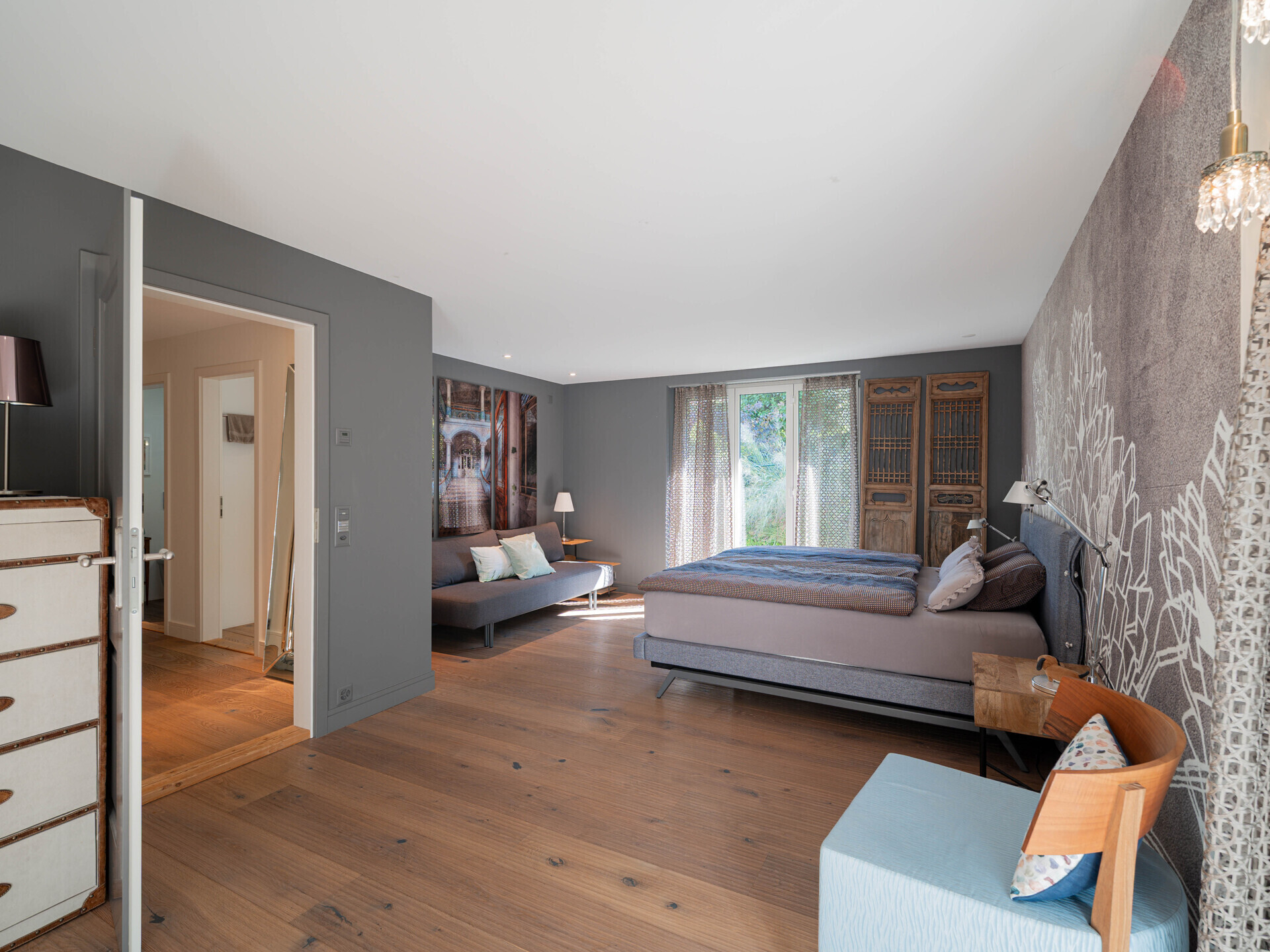 Modernes Schlafzimmer mit dunklen Wänden und Holzboden