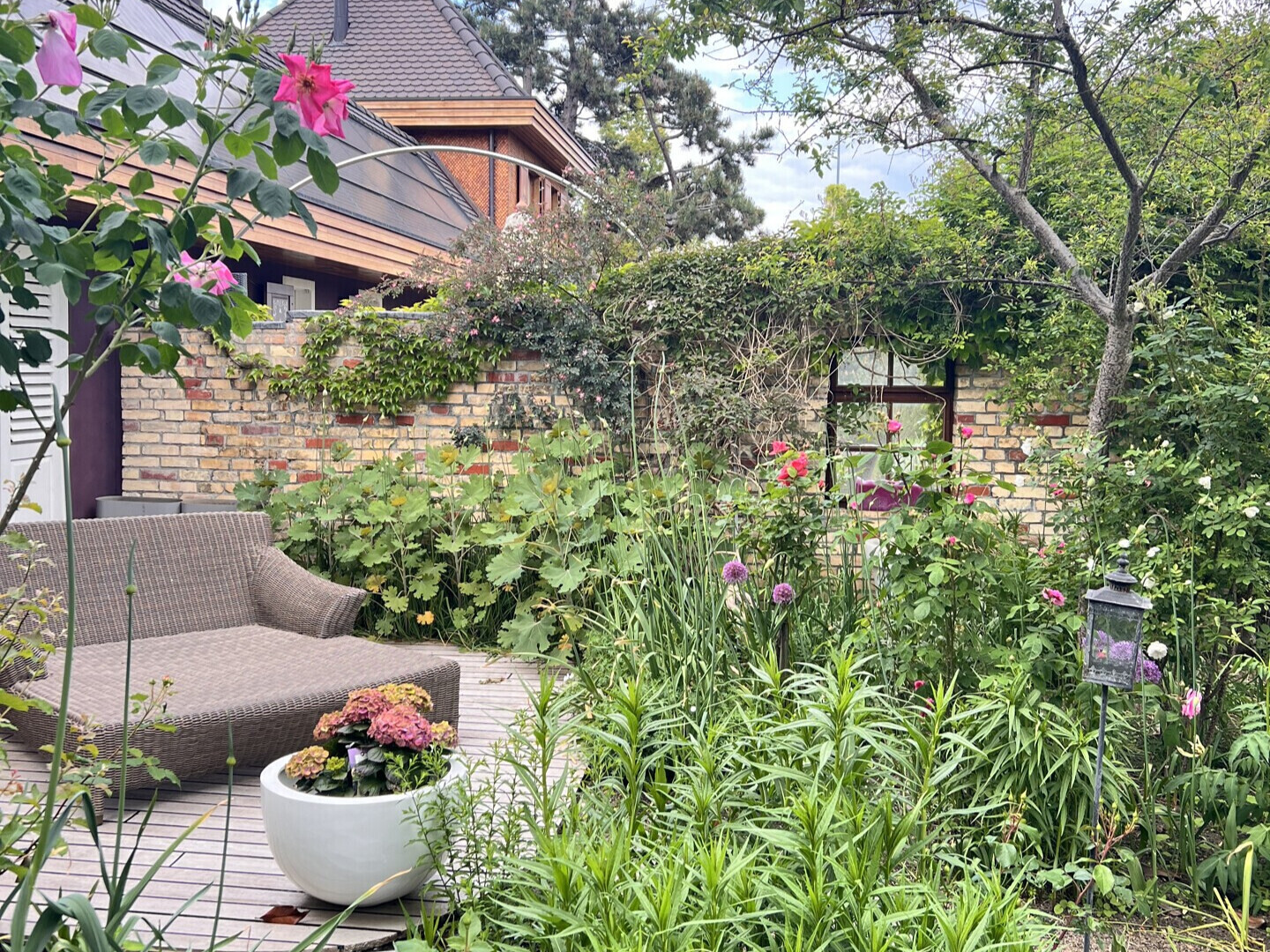 Garten mit Sitzbereich vor einem Haus