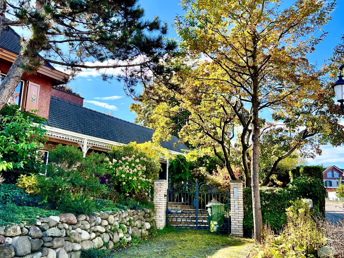 Eingangsbereich mit Garten und Ziegelhaus