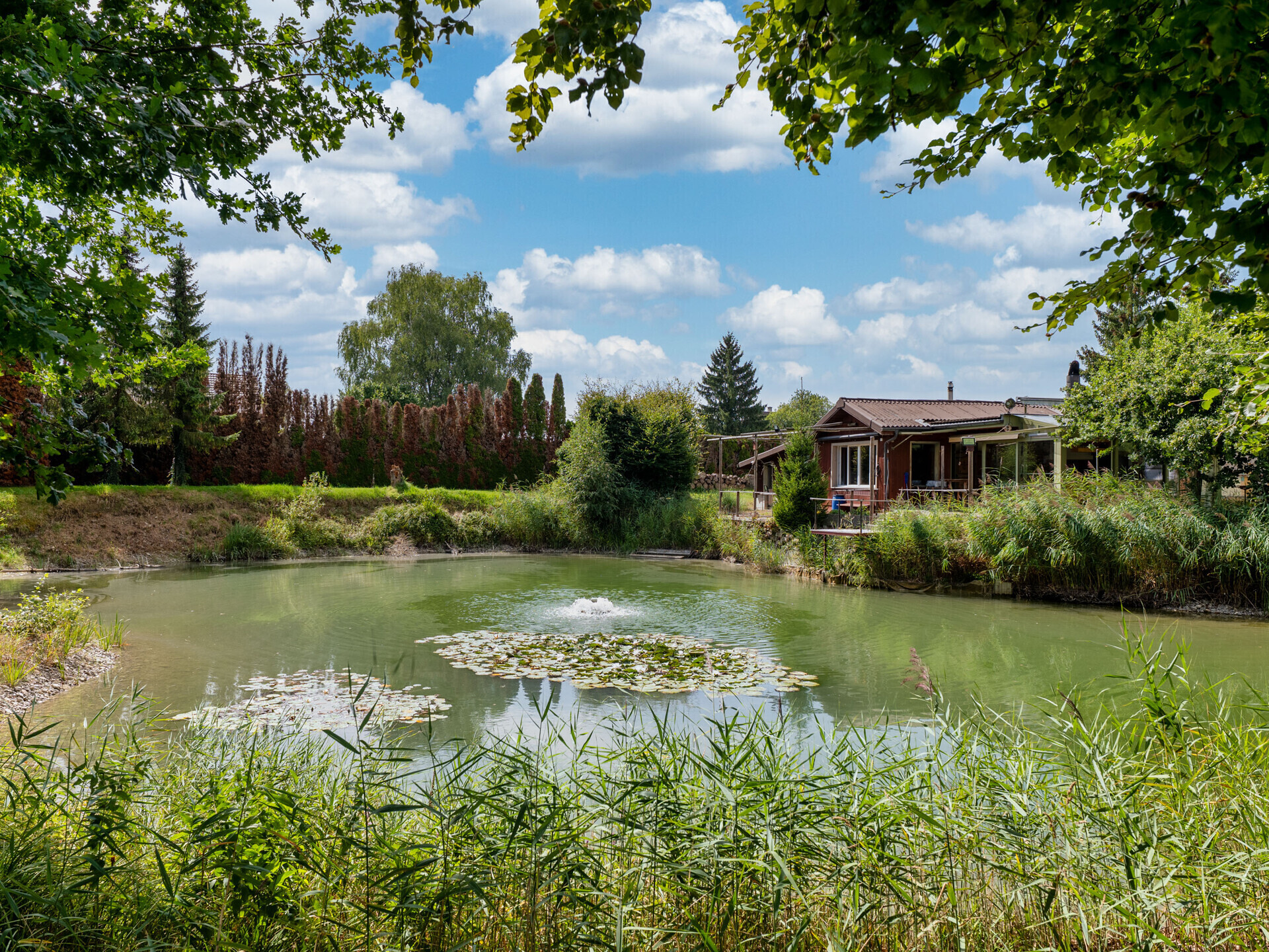 Gartengrundstück mit Teich und Haus