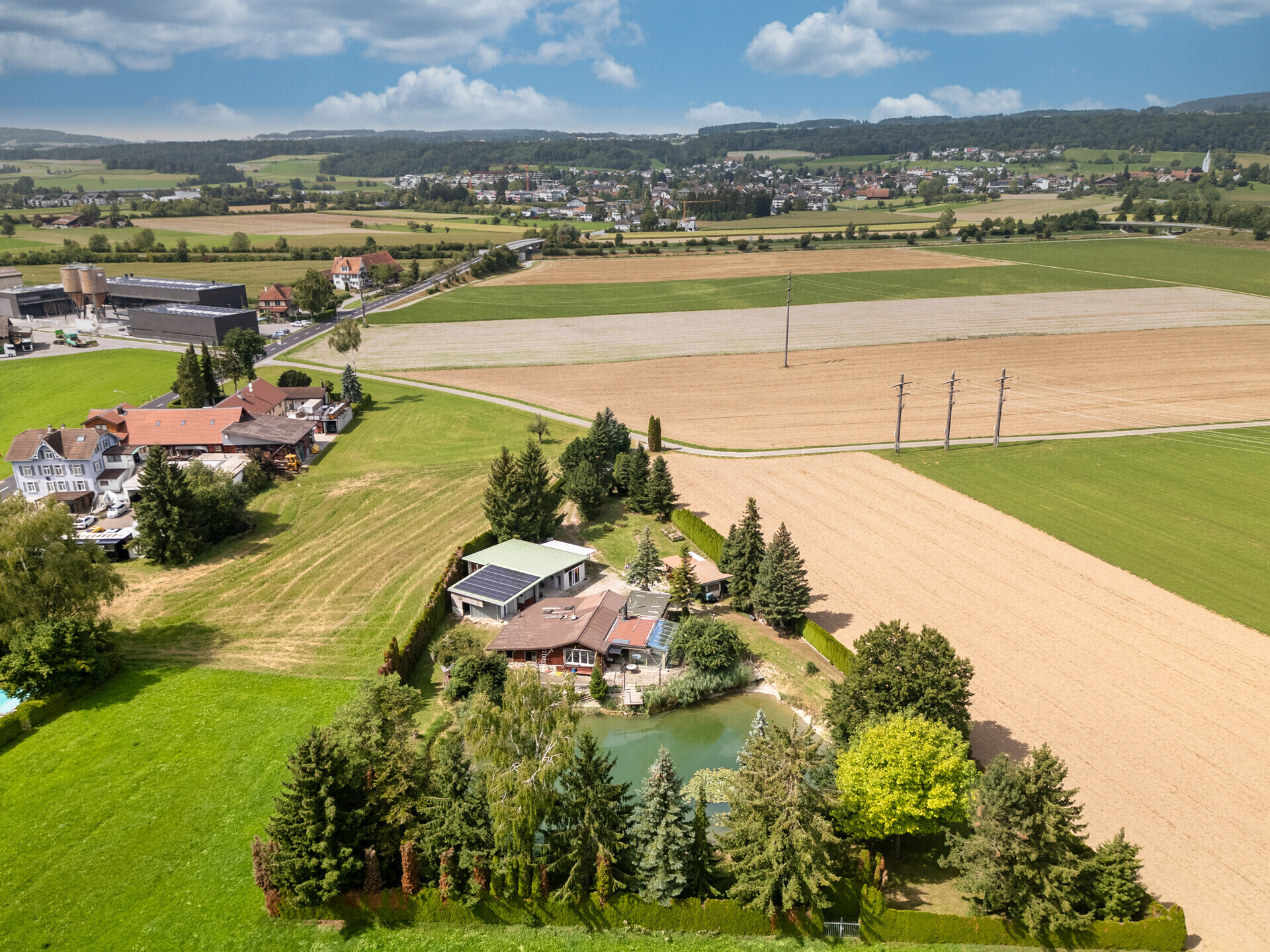 Luftaufnahme einer ländlichen Landschaft mit Wohnhäusern und Feldern
