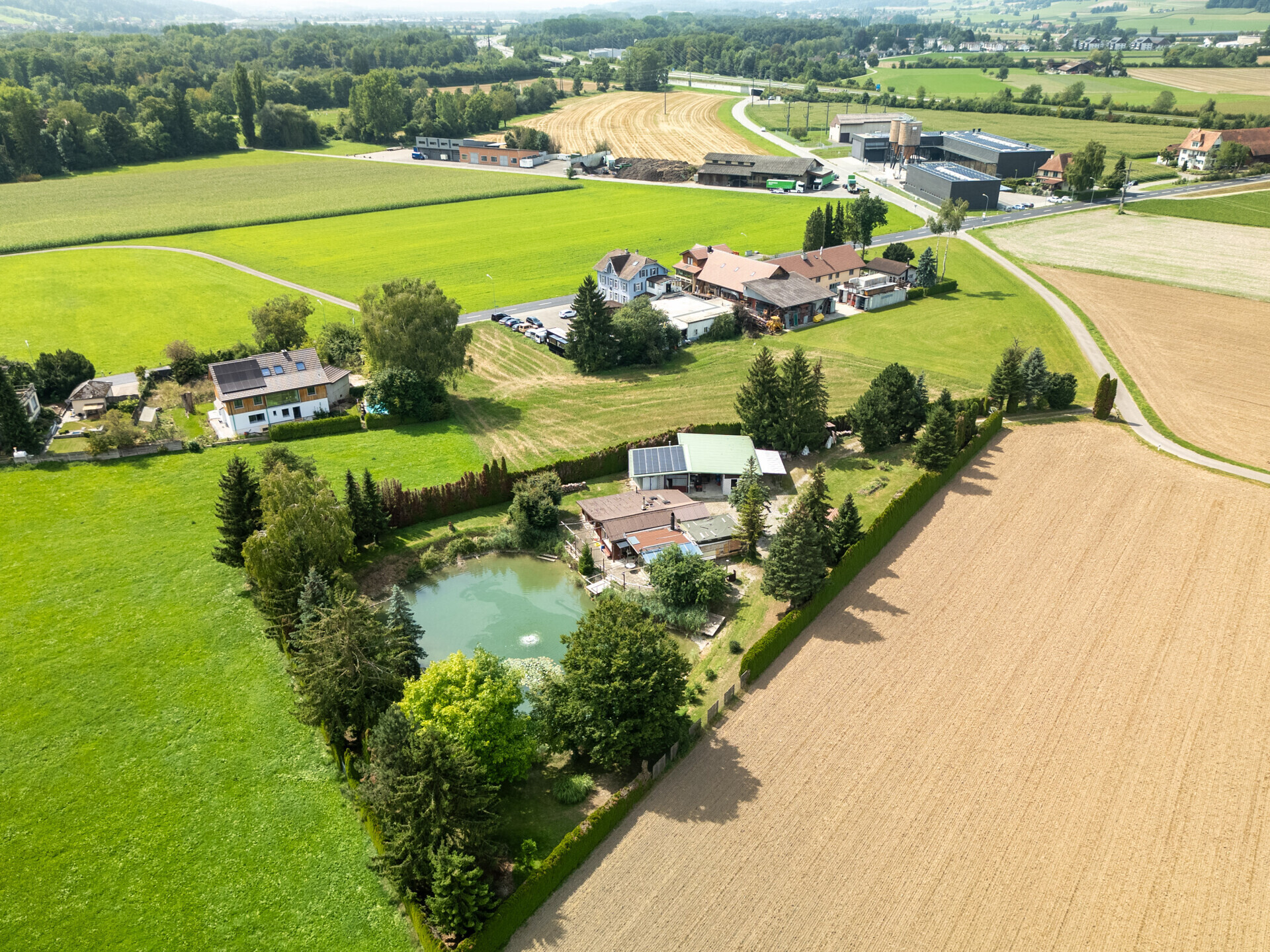Ländliche Luftaufnahme mit Wohnhäusern und Feldern