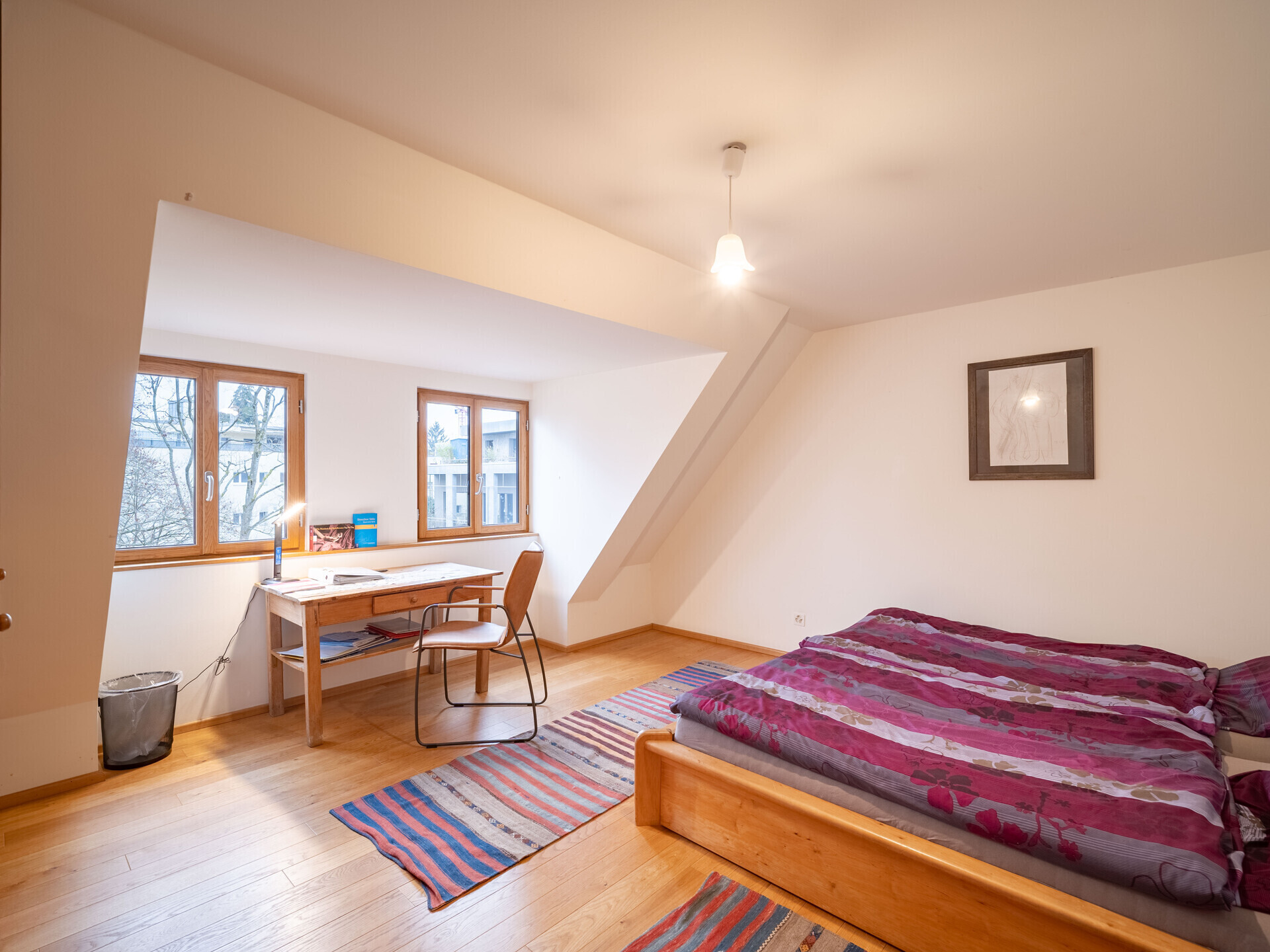 Schlafzimmer mit Arbeitsplatz