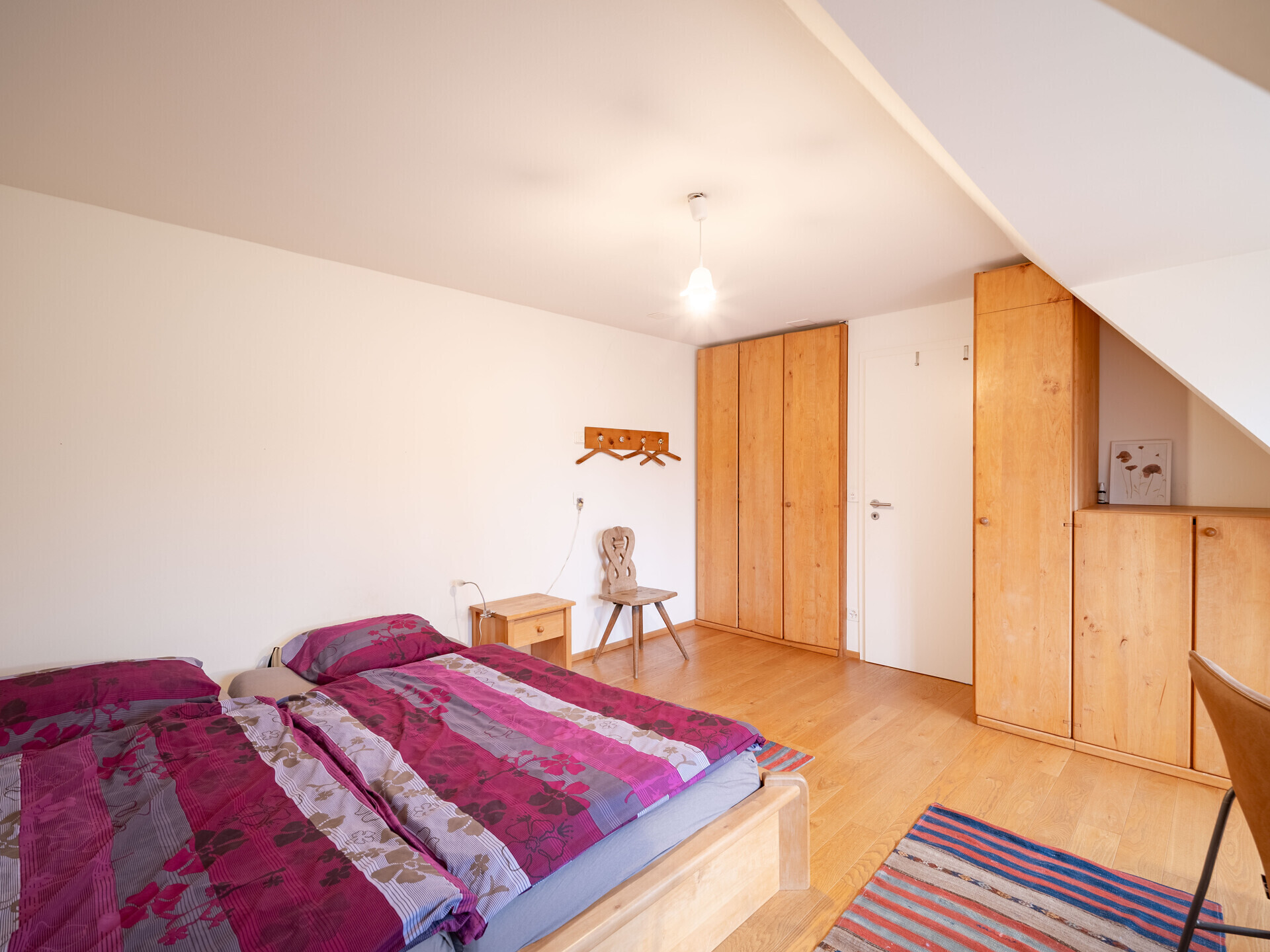 Schlafzimmer mit Dachschräge