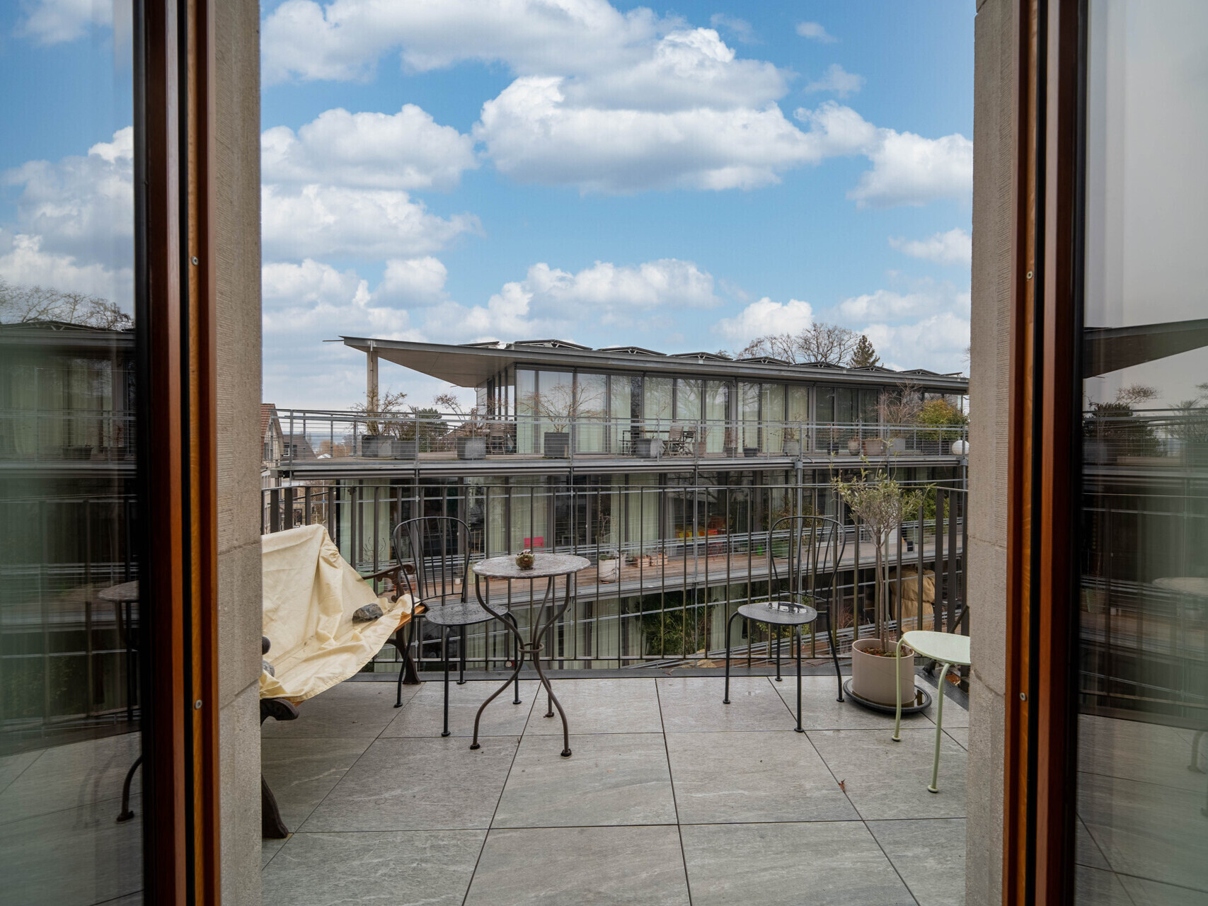 Balkon mit Blick auf modernes Wohngebäude