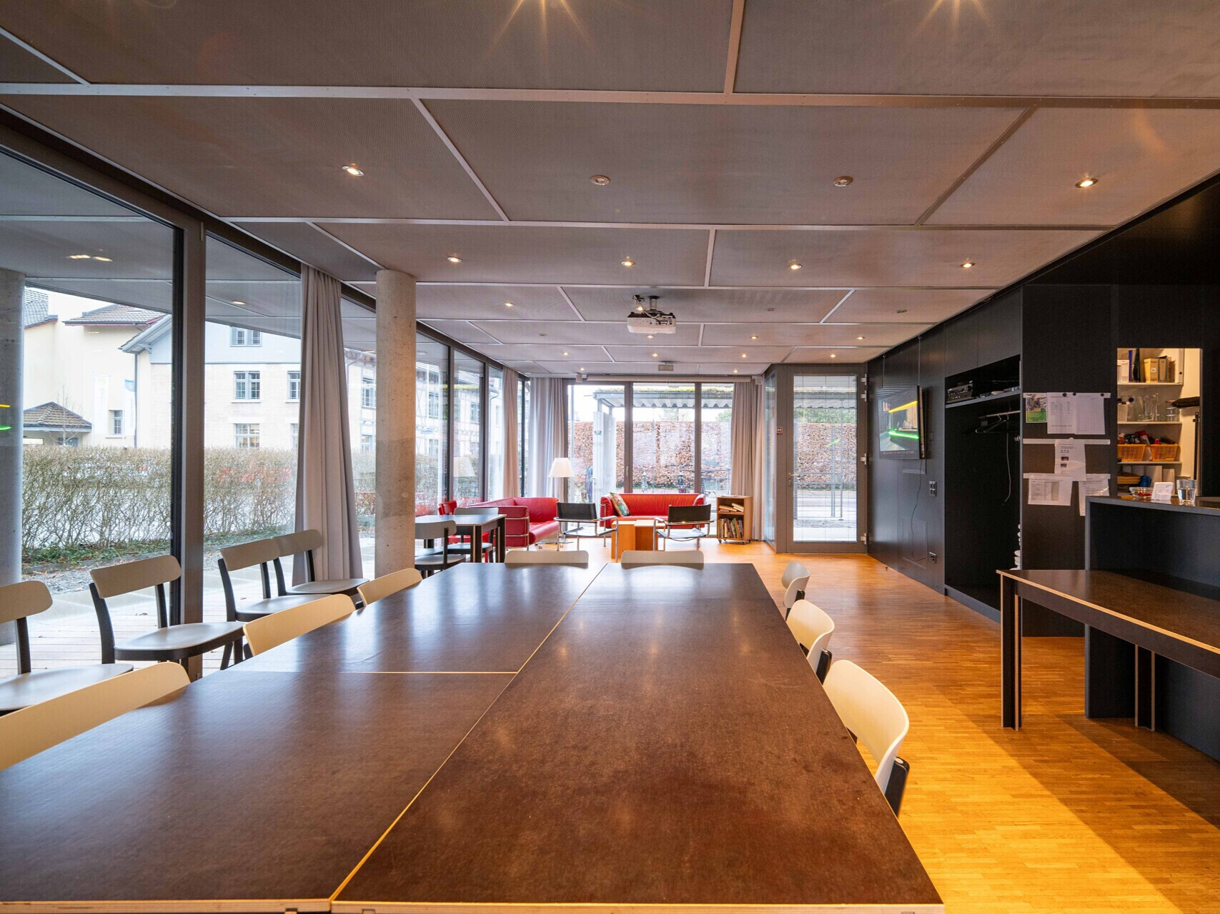 Großer moderner Gemeinschaftsraum mit Glasfront