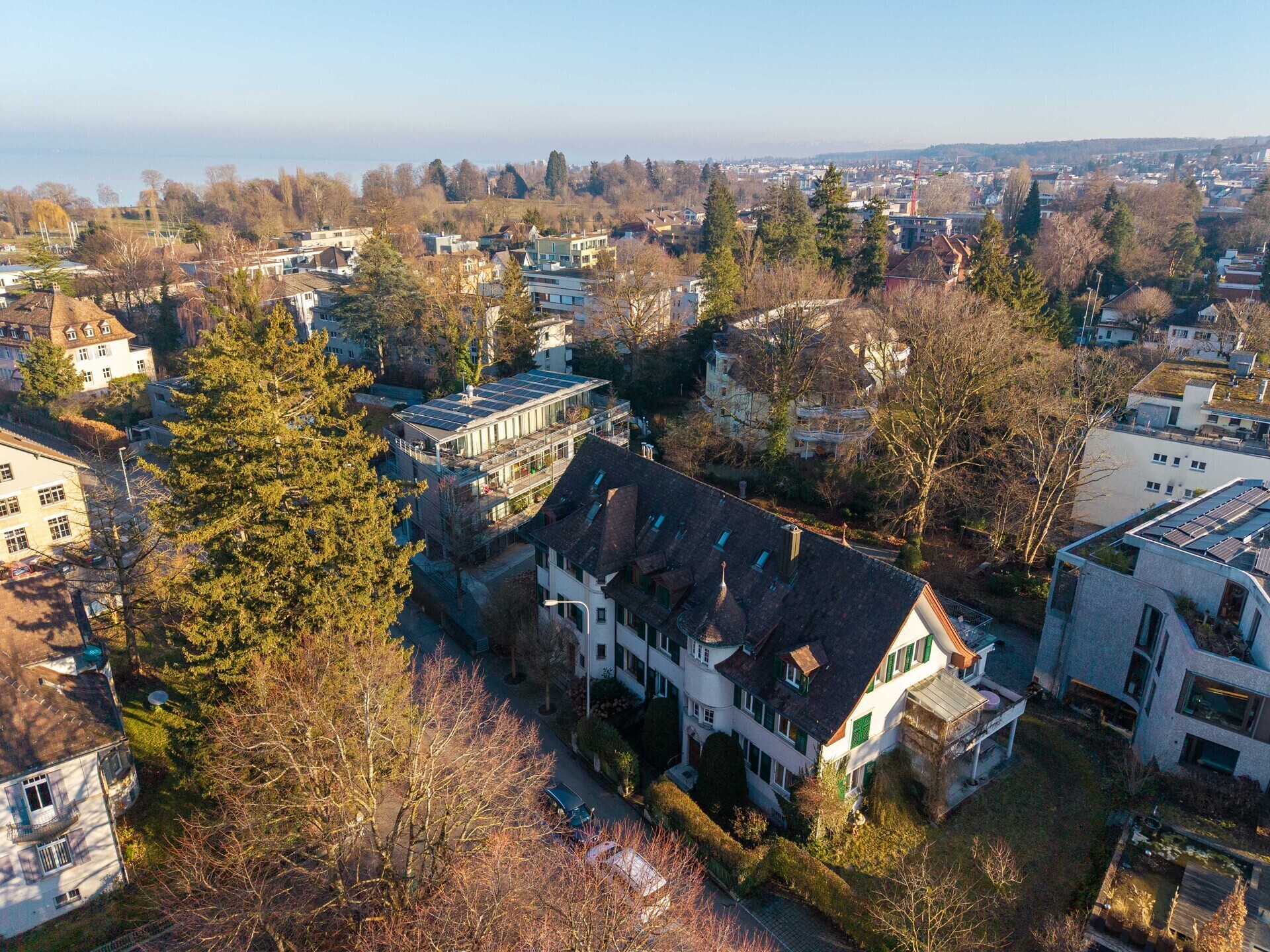 Städtische Luftaufnahme mit Seeblick