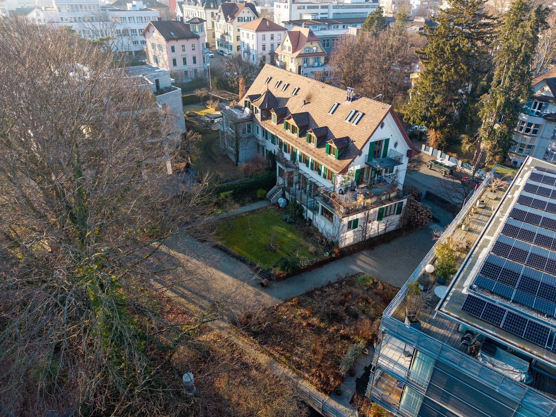 Luftaufnahme eines Wohnhauses mit Garten