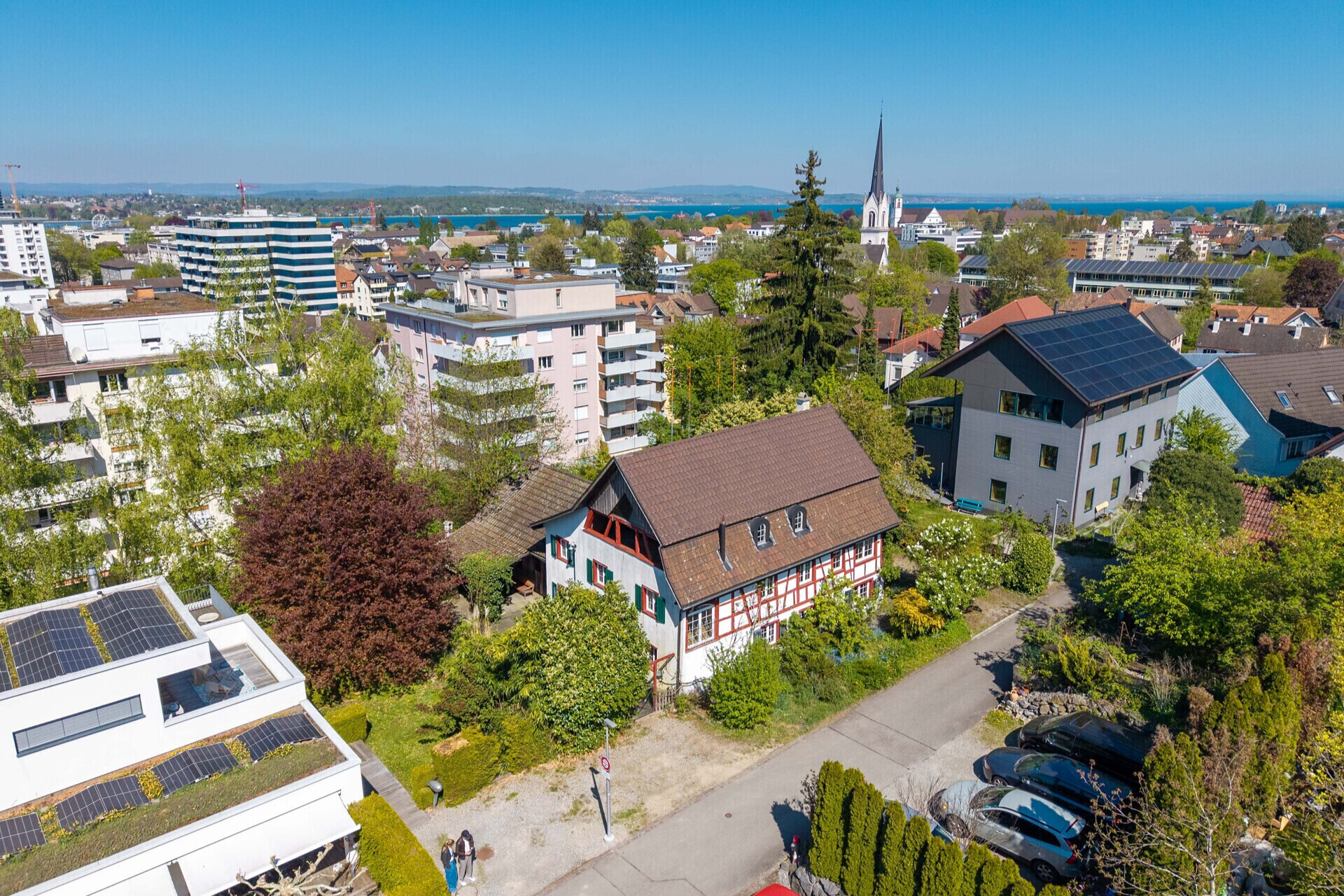 Städtische Luftaufnahme mit Seeblick