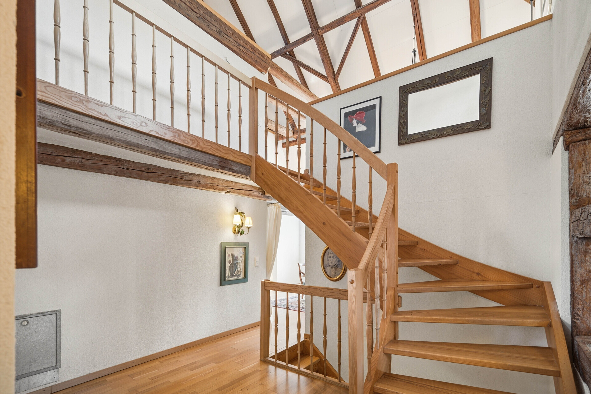 Treppenhaus mit Holzbalken