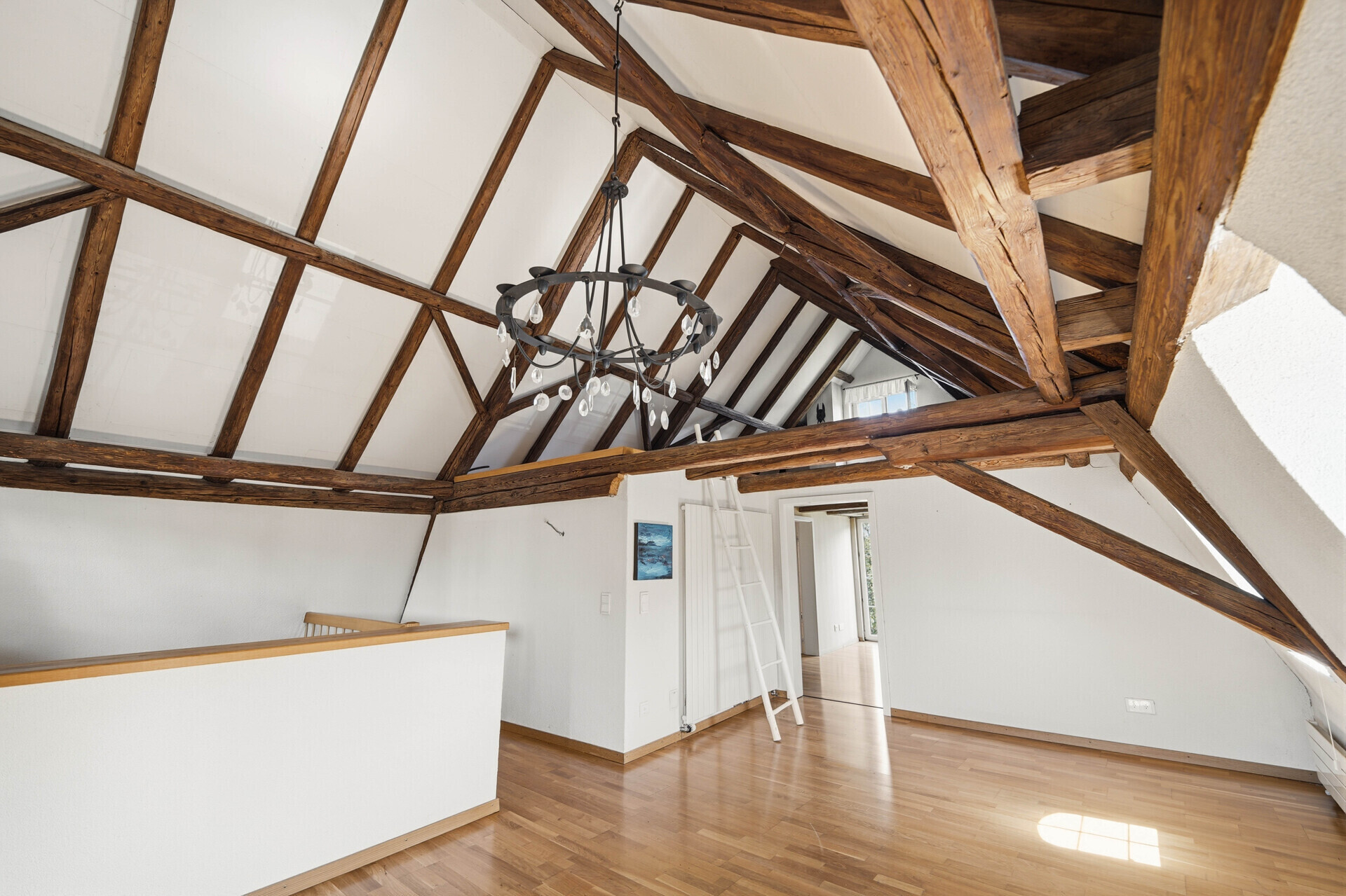 Dachgeschoss mit sichtbaren Holzbalken