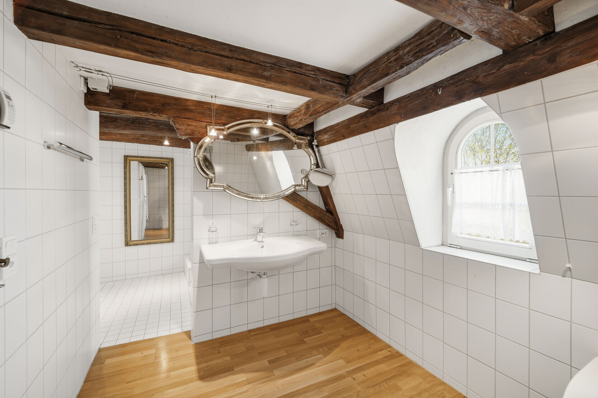 Dachgeschoss-Badezimmer mit Holzbalken
