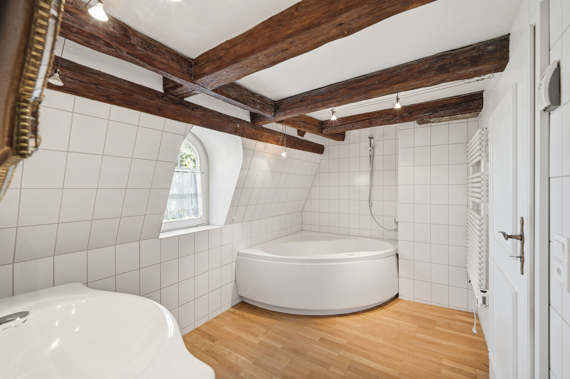 Rustikales Badezimmer mit Holzbalken