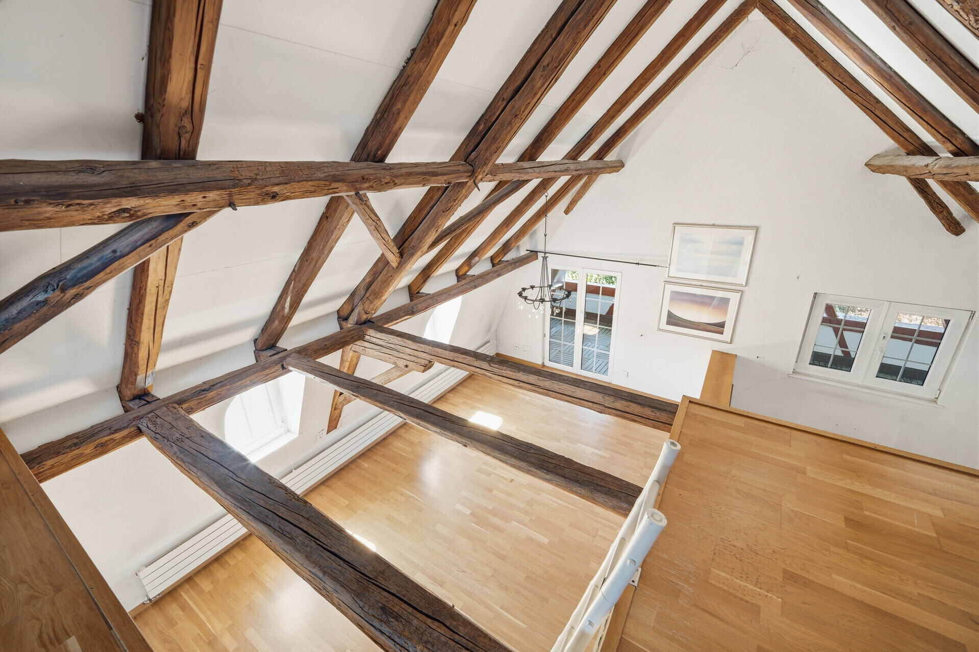 Dachgeschoss mit sichtbaren Holzbalken