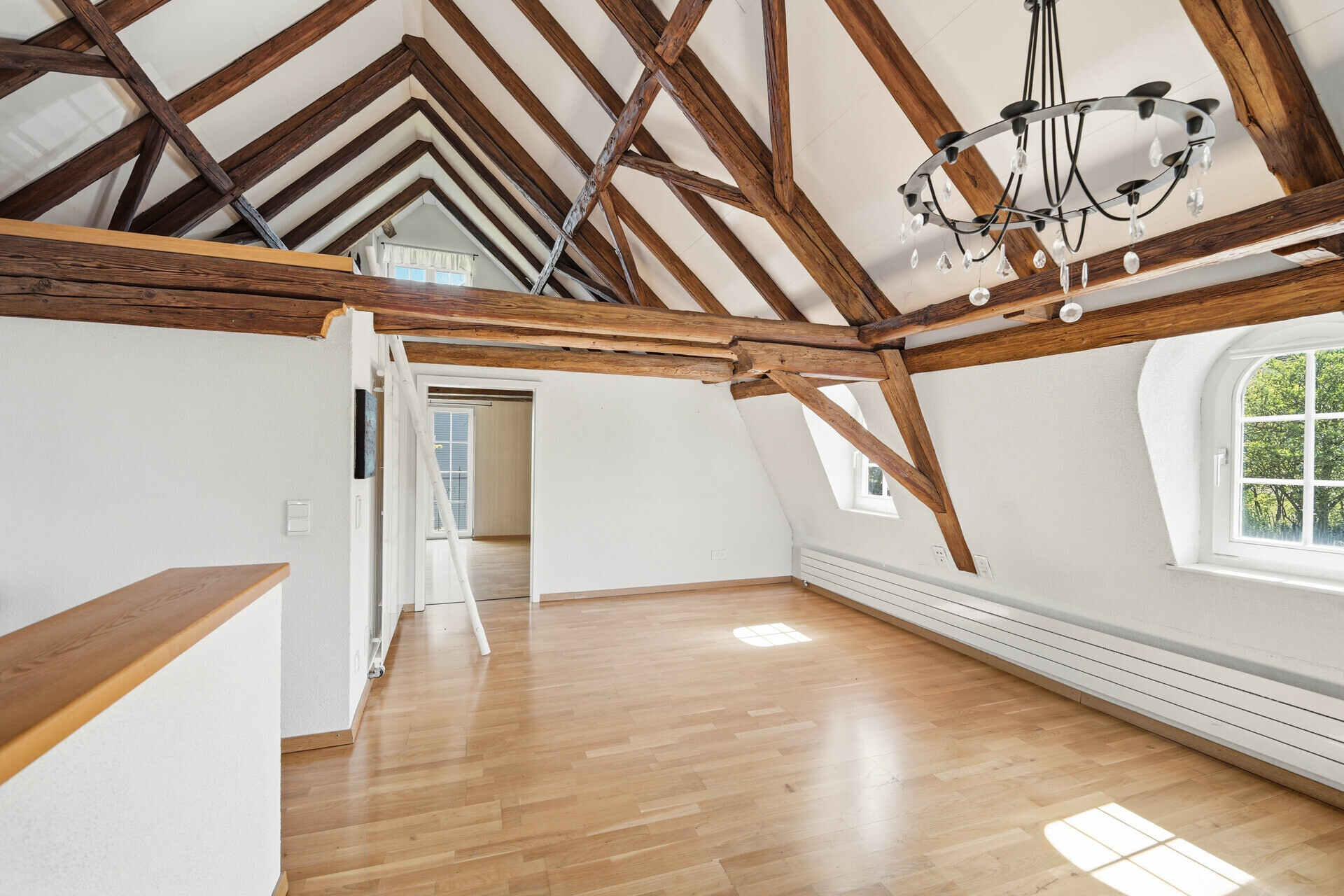 Ausgebauter Dachraum mit sichtbaren Holzbalken