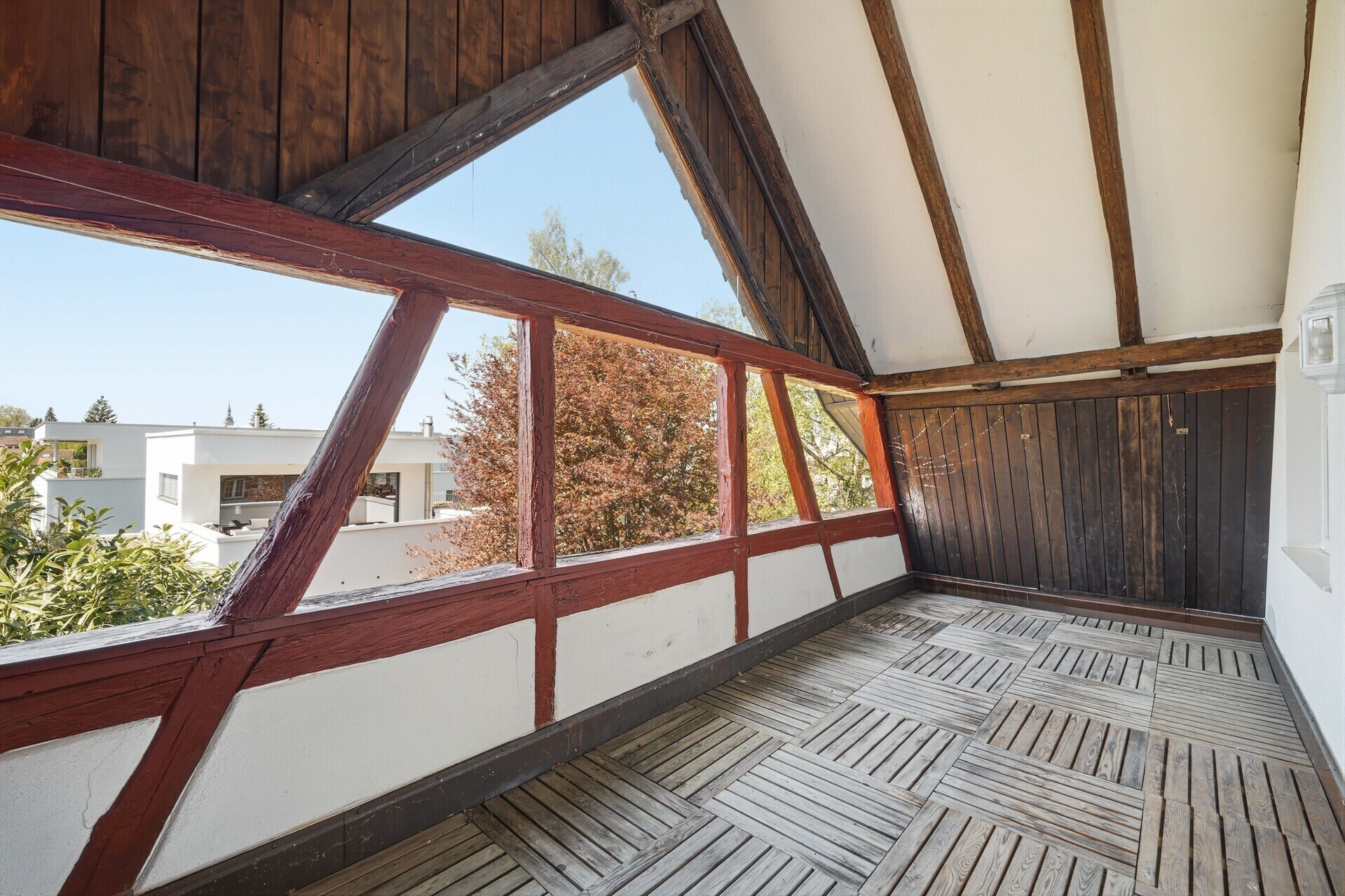Balkon mit Holzgeländer und Blick ins Grüne