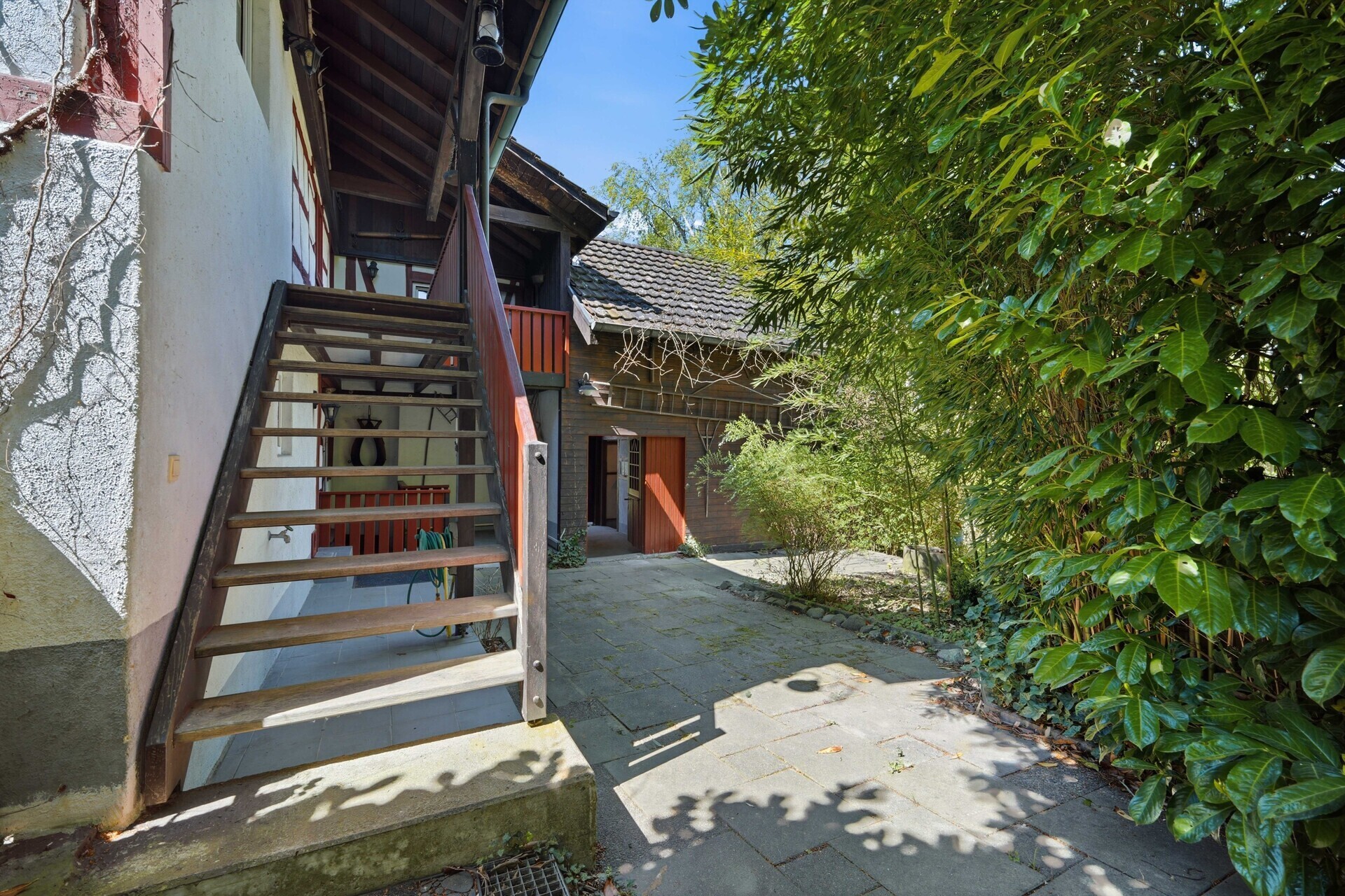 Außenbereich mit Treppe und Gartenzugang