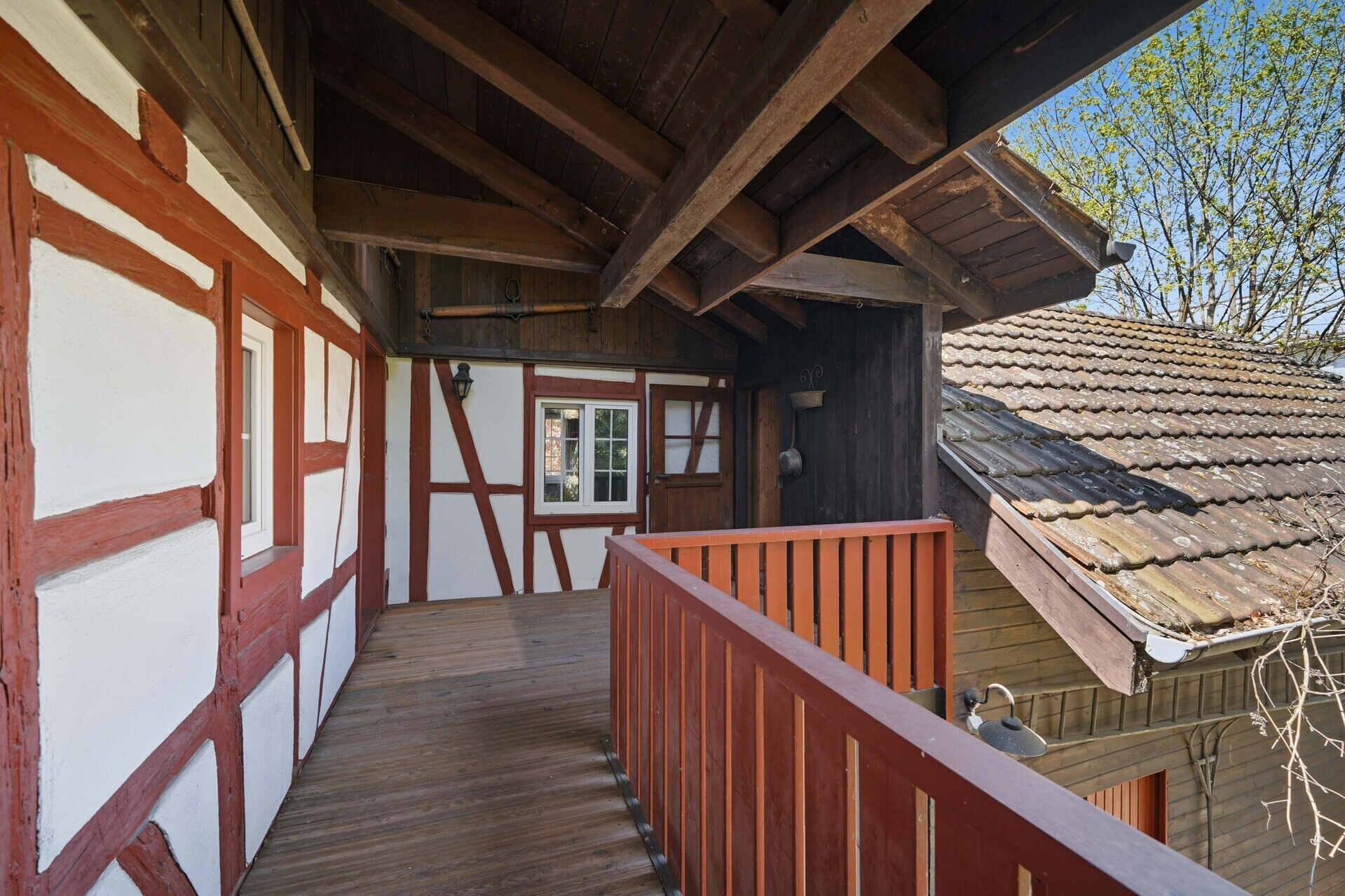 Historischer Balkon mit Fachwerk und Dachüberstand