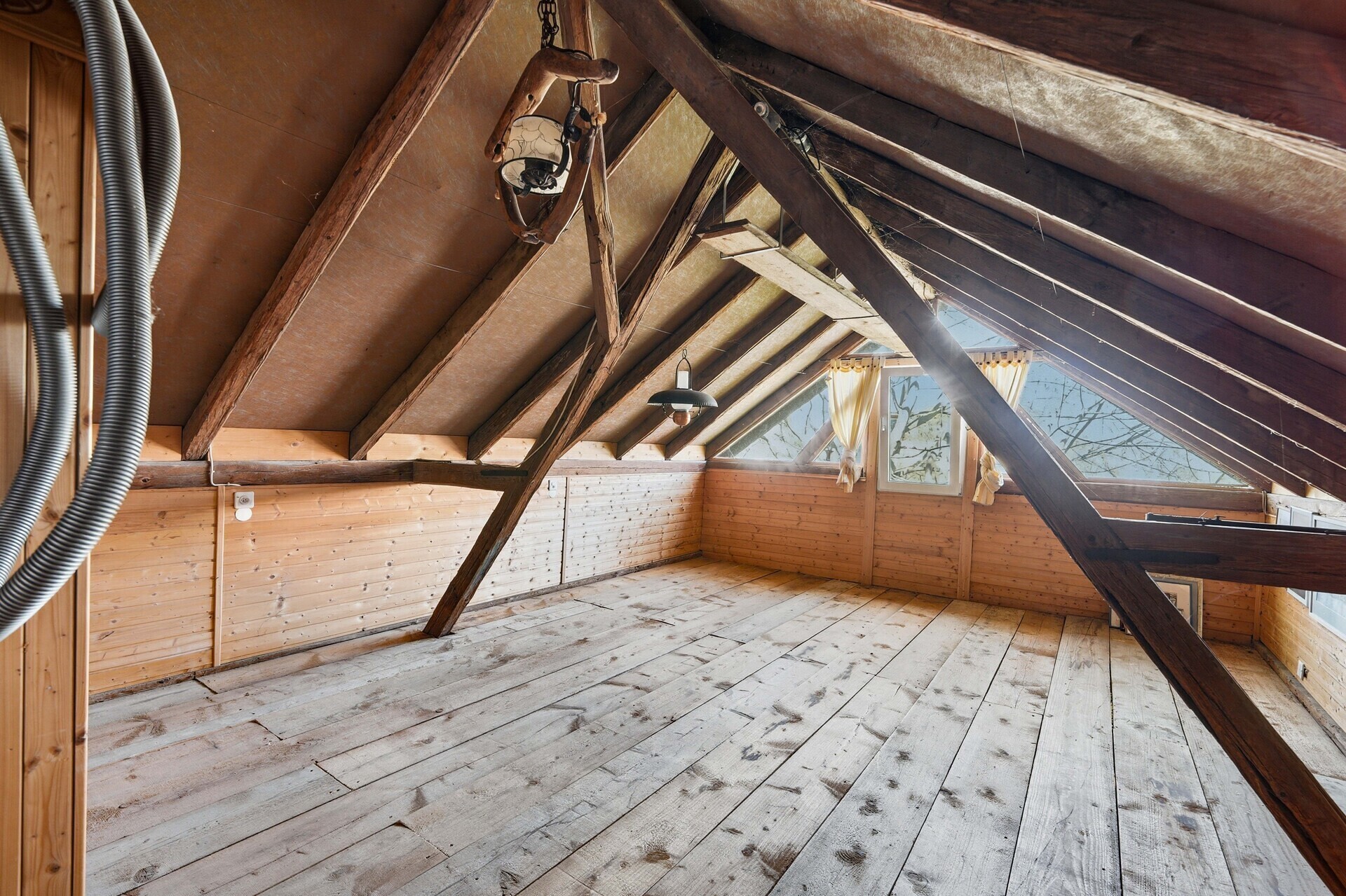 Dachraum mit sichtbaren Holzbalken