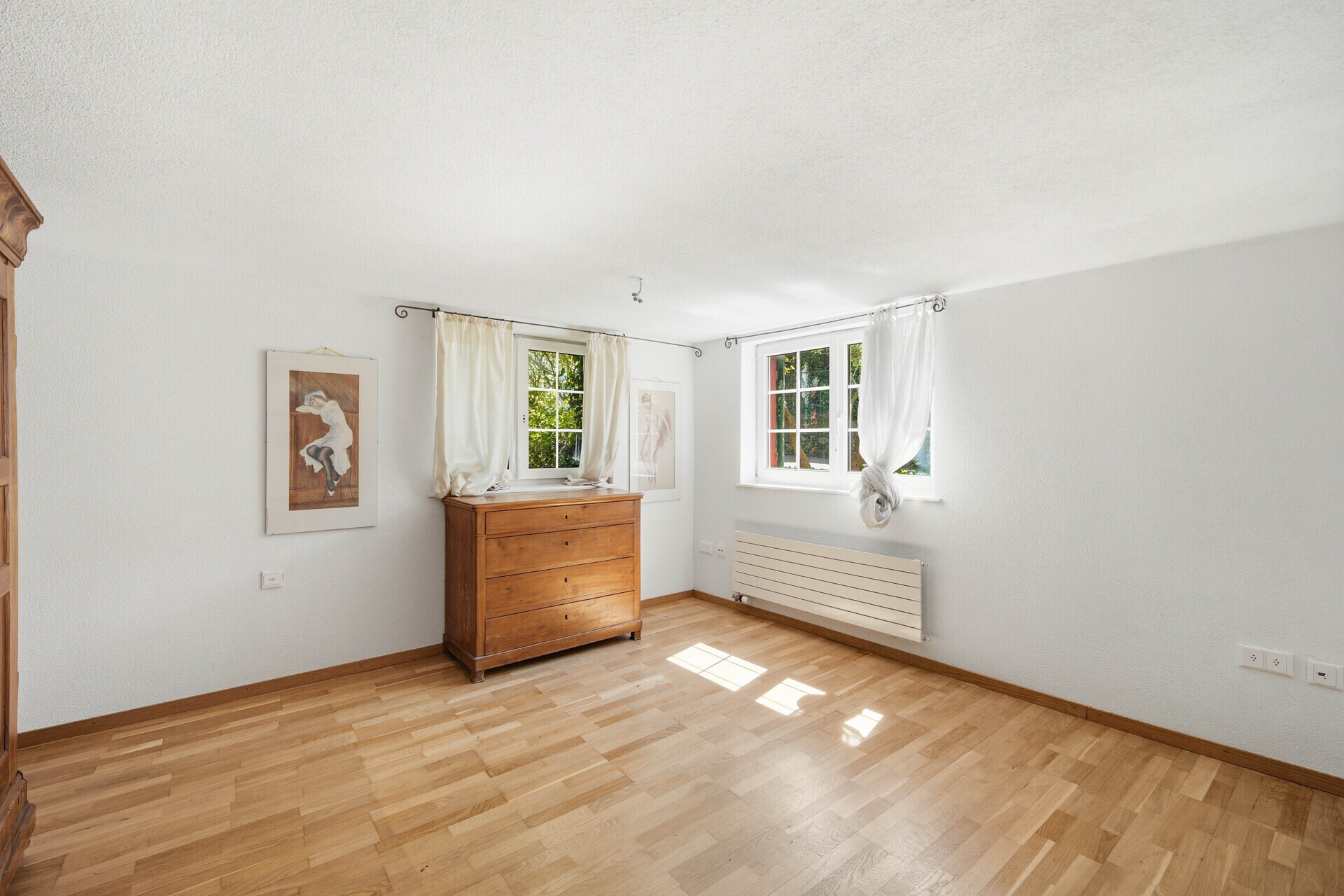 Helles, leer stehendes Zimmer mit Holzfußboden