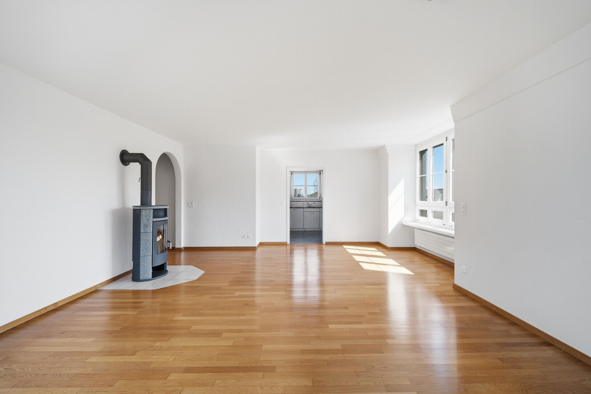 Heller Wohnraum mit Kamin