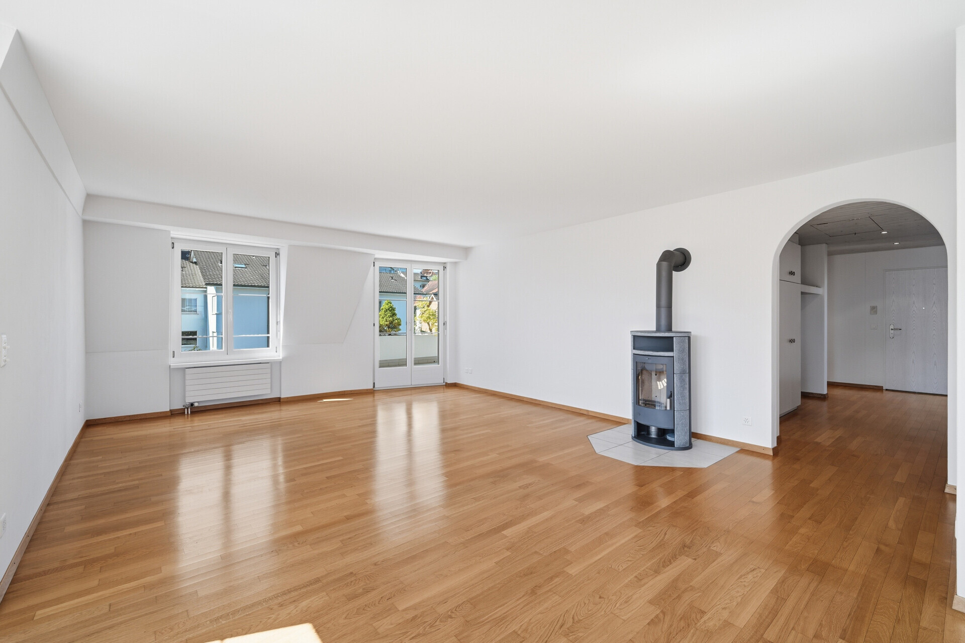 Heller Wohnraum mit Kaminofen und Parkettboden